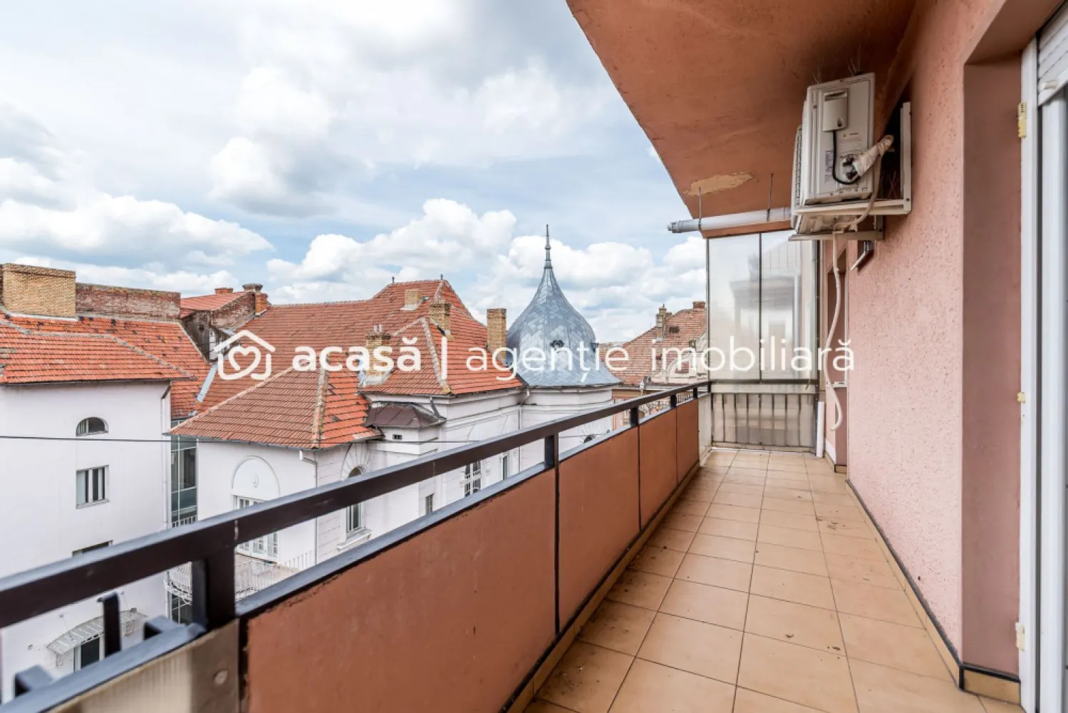 Apartament ultrafinisat la cheie cu 2 camere decomandat Piata Mica - Comision 0%
Apartament ultrafinisat de vânzare în cea mai râvnită zonă din Arad – Aleea Albac
📍 Lângă Camera de Comerț și Piața Mihai Viteazu
Comision 0

Proprietățile apar foarte rar aici – iar aceasta este o oportunitate pe care nu vrei să o ratezi.

🔹 2 camere decomandate
🔹 Etaj 4 din 4, cu pod deasupra și acoperiș nou
🔹 Renovat complet, cu materiale premium și finisaje de top
🔹 Compartimentare practică: hol generos, baie, bucătărie, balcon
🔹 Centrală proprie pe gaz + aer condiționat
🔹 Se vinde mobilat si utilat la cheie conform fotografiilor,

📌 Locație ideală: liniște, vecinătate selectă, proximitate excelentă față de centrul orașului, școli, parcuri și magazine.

Acest apartament este perfect pentru cei care își doresc o locuință elegantă, într-un cartier cu prestigiu, cu toate facilitățile moderne incluse.

📞 Pentru detalii și programarea unei vizionări:
Flavius Blaga – 0754467525 Consultant imobiliar acreditat APAIR (Asociația Profesională a Agenților Imobiliari din România)

Birou: ACASĂ | Agenție imobiliară Arad
Adresă: Bulevardul Decebal 2, Arad 310133