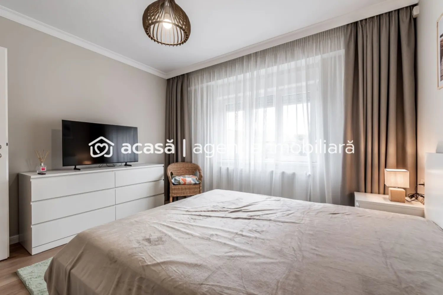 Apartament ultrafinisat la cheie cu 2 camere decomandat Piata Mica - Comision 0%
Apartament ultrafinisat de vânzare în cea mai râvnită zonă din Arad – Aleea Albac
📍 Lângă Camera de Comerț și Piața Mihai Viteazu
Comision 0

Proprietățile apar foarte rar aici – iar aceasta este o oportunitate pe care nu vrei să o ratezi.

🔹 2 camere decomandate
🔹 Etaj 4 din 4, cu pod deasupra și acoperiș nou
🔹 Renovat complet, cu materiale premium și finisaje de top
🔹 Compartimentare practică: hol generos, baie, bucătărie, balcon
🔹 Centrală proprie pe gaz + aer condiționat
🔹 Se vinde mobilat si utilat la cheie conform fotografiilor,

📌 Locație ideală: liniște, vecinătate selectă, proximitate excelentă față de centrul orașului, școli, parcuri și magazine.

Acest apartament este perfect pentru cei care își doresc o locuință elegantă, într-un cartier cu prestigiu, cu toate facilitățile moderne incluse.

📞 Pentru detalii și programarea unei vizionări:
Flavius Blaga – 0754467525 Consultant imobiliar acreditat APAIR (Asociația Profesională a Agenților Imobiliari din România)

Birou: ACASĂ | Agenție imobiliară Arad
Adresă: Bulevardul Decebal 2, Arad 310133