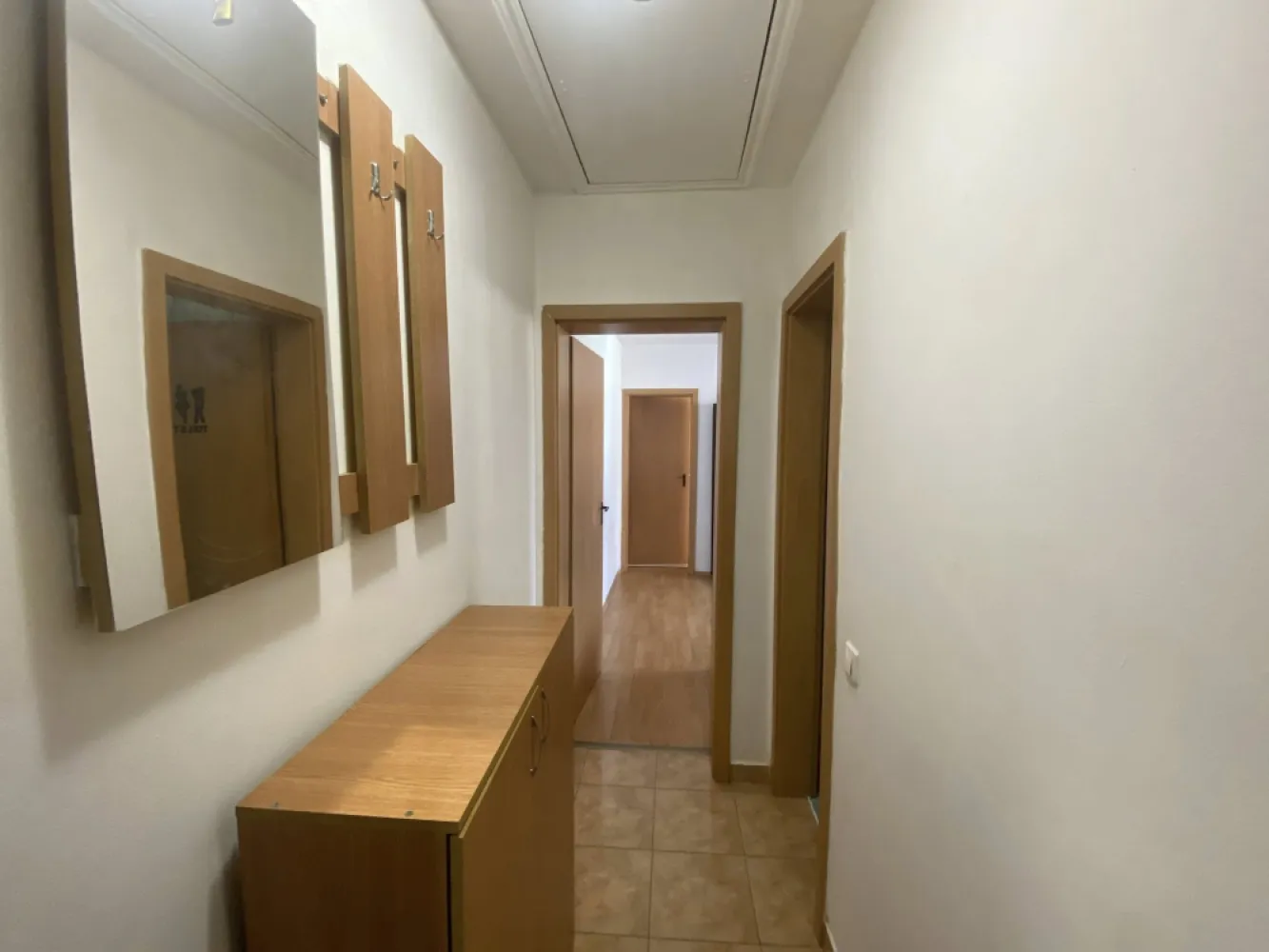 Apartament modest 2 camere de inchiriat zona Cedonia - Str Aleea Haiducului - Apartament 2 camere modest, curat, semidecomandat de inchiriat.Apartament amplasat in zona Cedonia, mai exact pe strada Aleea Haiducului, intr-un bloc cu 5 etaje. Apartamentul se afla la etaj 5, bloc cu acoperis. Se inchirieaza pe o perioada de minim 12 luni, nu se accepta animale de companie. Pentru detalii si vizionari - 0751325933.