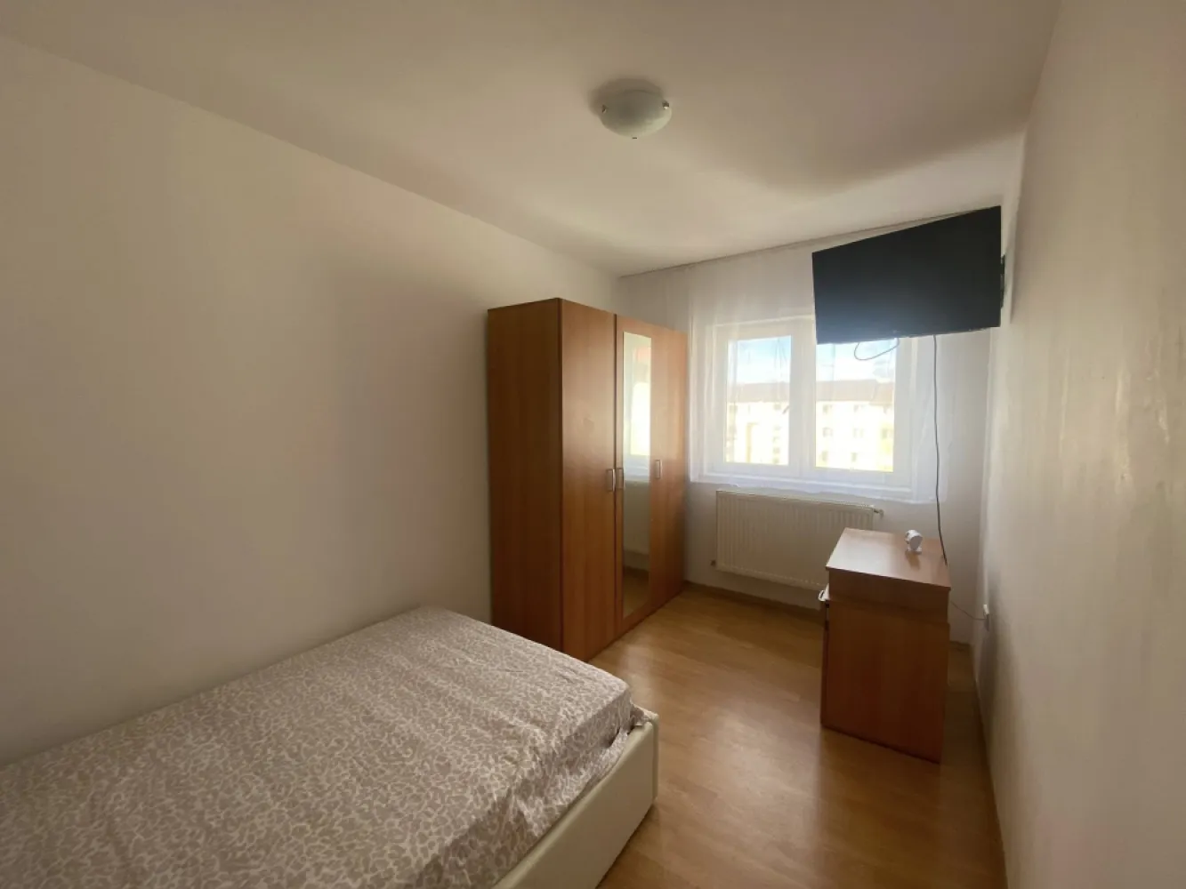 Apartament modest 2 camere de inchiriat zona Cedonia - Str Aleea Haiducului - Apartament 2 camere modest, curat, semidecomandat de inchiriat.Apartament amplasat in zona Cedonia, mai exact pe strada Aleea Haiducului, intr-un bloc cu 5 etaje. Apartamentul se afla la etaj 5, bloc cu acoperis. Se inchirieaza pe o perioada de minim 12 luni, nu se accepta animale de companie. Pentru detalii si vizionari - 0751325933.