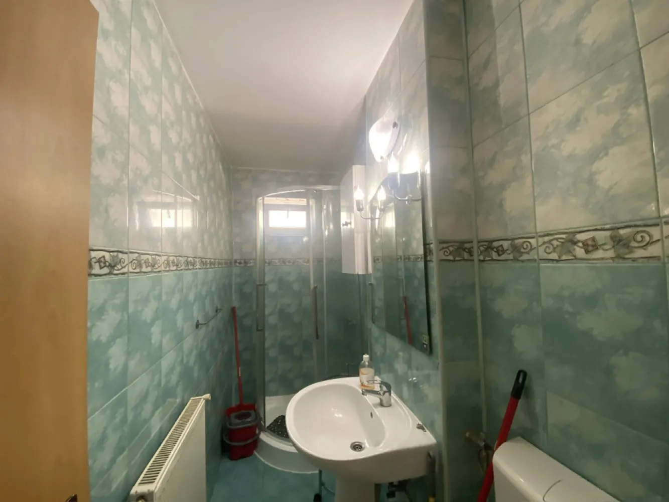 Apartament modest 2 camere de inchiriat zona Cedonia - Str Aleea Haiducului - Apartament 2 camere modest, curat, semidecomandat de inchiriat.Apartament amplasat in zona Cedonia, mai exact pe strada Aleea Haiducului, intr-un bloc cu 5 etaje. Apartamentul se afla la etaj 5, bloc cu acoperis. Se inchirieaza pe o perioada de minim 12 luni, nu se accepta animale de companie. Pentru detalii si vizionari - 0751325933.