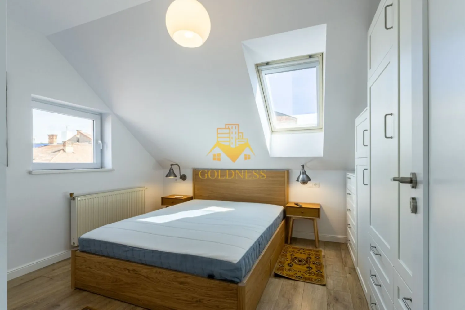 2 camere, modern, bloc nou, Ultracentral Zona Clinicilor, Motilor, UMF - GOLDNESS Imobiliare vă propune spre închiriere un apartament cu 2 camere complet mobilat și utilat, la etajul 4 într-un imobil de 4 etaje, în Zona Ultra Centrala.
Se află în apropierea stațiilor de transport în comun, magazine, restaurante, spații verzi, farmacii, etc. 

Apartamentul este compartimentat astfel:
 - dormitor cu pat matrimonial, dressing, noptiere
 - living cu bucatarie open space complet utilată și mobilată, canapea extensibilă, loc de servit masa 
 - baie cu cabina de dus, calorifer port prosop și dulap pentru depozitare.

Imobilul este dotat cu toate cele necesare- centrală proprie, frigider, aragaz, hotă, mașină de spălat haine, etc. 

Dacă sunteți interesați de acest apartament și doriți să îl vizionați, dar și pentru alte oferte nu ezitați să ne contactați telefonic sau prin e-mail. Vă stăm la dispoziție!

Pentru intermediere se percepe un comision de 50% din prețul chiriei!