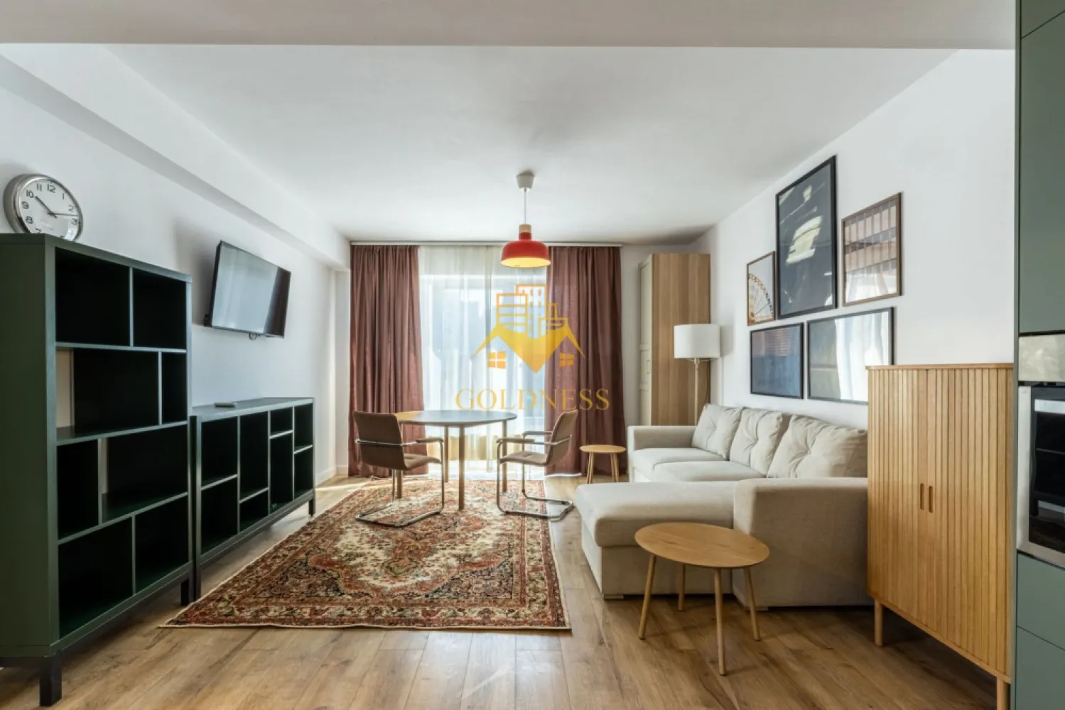 2 camere, modern, bloc nou, Ultracentral Zona Clinicilor, Motilor, UMF - GOLDNESS Imobiliare vă propune spre închiriere un apartament cu 2 camere complet mobilat și utilat, la etajul 2 într-un imobil de 4 etaje, în Zona Ultra Centrala.
Se află în apropierea stațiilor de transport în comun, magazine, restaurante, spații verzi, farmacii, etc. 

Apartamentul este compartimentat astfel:
 - dormitor cu pat matrimonial, dressing, noptiere
 - living cu bucatarie open space complet utilată și mobilată, canapea extensibilă, loc de servit masa 
 - baie cu cabina de dus, calorifer port prosop și dulap pentru depozitare.

Imobilul este dotat cu toate cele necesare- centrală proprie, frigider, aragaz, hotă, mașină de spălat haine, etc. 

Dacă sunteți interesați de acest apartament și doriți să îl vizionați, dar și pentru alte oferte nu ezitați să ne contactați telefonic sau prin e-mail. Vă stăm la dispoziție!

Pentru intermediere se percepe un comision de 50% din prețul chiriei!