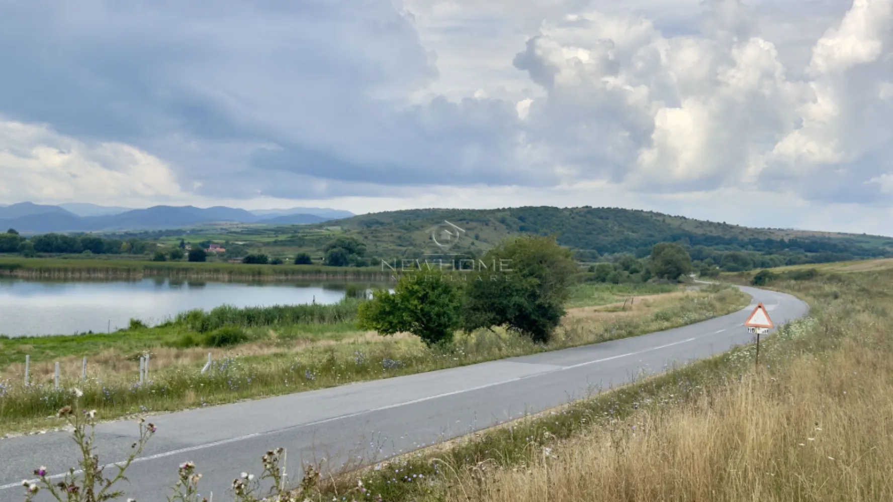 0% COMISION Teren EXTRAVILAN 4200 mp, Ciurila - 0% COMISION, PENTRU CUMPARATOR!
NewHOME imobiliare ofera spre vanzare teren EXTRAVILAN cu suprafata de 4200 mp. localizat in apropierea lacului Ciurila-Filea, langa drumul judetean si autostrada Transilvania A3. 
-Accesul la teren se face de pe asfalt si are front stradal 100 metri.
-Terenul este cadastrat, liber de sarcini si sunt disponibile 2 parcele a cate 2000 mp. si 2200 mp.
Pentru informații suplimentare, contactați-ne cu încredere!