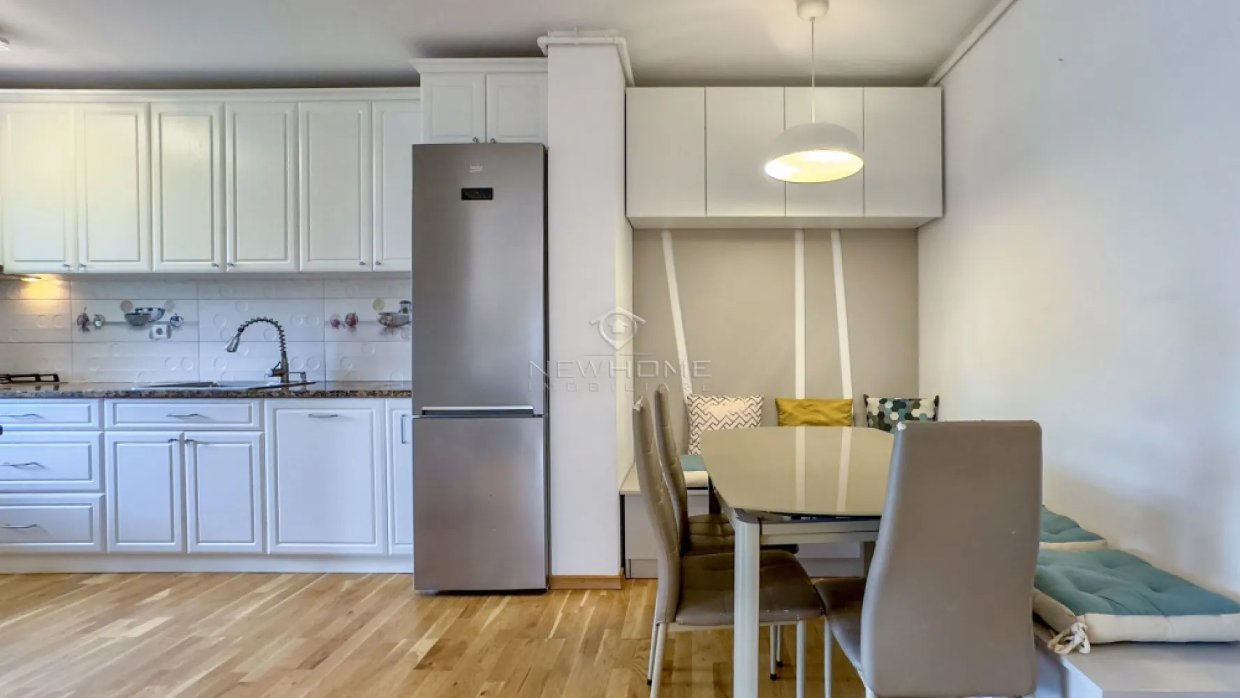Apartament 3 camere, zona Iulius Mall FSEGA - New HOME Imobiliare ofera spre inchiriere apartament modern cu 3 camere, zona Iulius Mall. Apartamentul este amplasat la etajul 2/10 intr un imobil premium, construit in anul 2018, dispune suprafata utila de 70 mp + 12 mp balcon. Compus din: hol, living open space impreuna cu bucataria, 2 dormitoare, 2 bai, balcon. Pentru confortul Dvs. se inchirieaza complet mobilat/utilat cum se vede in poze, dotat cu centrala termica proprie. Imobilul beneficiaza de supraveghere video, spatii verzi, loc de joaca pentru copii. De asemenea se poate accesa terasa verde generoasa de pe bloc. Locul de PARCARE subteran la pretul de 50 euro pe luna. Avand in vedere poziția si avantajele zonei este una dintre cele mai de interes din Cluj-Napoca, fiind in apropiere de Iulius Mall, Porsche Engineering, facultatea FSEGA, Business centre, Iulius Park, etc. Pentru mai multe informatii si pentru a programa o vizionare, contactati-ne cu incredere!