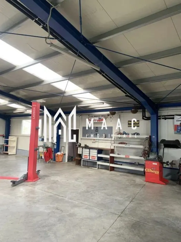 Hala Industrială | Teren 5000 mp | Marșa - MAAC Imobiliare vă propune spre vânzare sau închiriere o hală industrială modernă, situată strategic la intrarea în localitatea Marșa, la doar 100 m de viitoarea autostradă Sibiu–Făgăraș, poziție ce oferă acces rapid și vizibilitate excelentă. Proprietatea funcționează în prezent ca service auto / vulcanizare / spălătorie self-service și este dotată integral cu echipamente profesionale necesare activităților de service auto, stație ITP și vulcanizare. Hala poate fi preluată cu activitatea existentă sau poate fi adaptată pentru alte destinații: depozitare, producție, logistică, atelier etc. Caracteristici principale Suprafață teren: 5.000 mp (împrejmuit complet cu gard metalic, fundație beton și panouri bordurate) Construcție finalizată în 2019 Structură metalică, panouri sandwich 10 cm, tâmplărie PVC Spațiu interior compartimentat: birouri, recepție clienți, vestiar, spații depozitare, 2 grupuri sanitare Curte pavată Acces TIR 3 porți secționale Poartă automată la intrare Sistem de supraveghere video și antiefracție Curent trifazic, apă curentă, canalizare Încălzire centrală (aeroterme + calorifere) Șapă elicopterizată Utilizări recomandate service auto / ITP / vulcanizare depozit / logistică mică producție spălătorie auto activități comerciale / industriale Pentru informații suplimentare sau pentru a programa o vizionare, vă rugăm să ne contactați și să specificați ID:CP2831857 }}