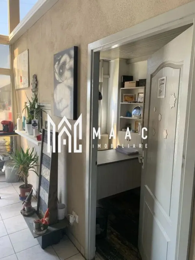 Hala Industrială | Teren 5000 mp | Marșa - MAAC Imobiliare vă propune spre vânzare sau închiriere o hală industrială modernă, situată strategic la intrarea în localitatea Marșa, la doar 100 m de viitoarea autostradă Sibiu–Făgăraș, poziție ce oferă acces rapid și vizibilitate excelentă. Proprietatea funcționează în prezent ca service auto / vulcanizare / spălătorie self-service și este dotată integral cu echipamente profesionale necesare activităților de service auto, stație ITP și vulcanizare. Hala poate fi preluată cu activitatea existentă sau poate fi adaptată pentru alte destinații: depozitare, producție, logistică, atelier etc. Caracteristici principale Suprafață teren: 5.000 mp (împrejmuit complet cu gard metalic, fundație beton și panouri bordurate) Construcție finalizată în 2019 Structură metalică, panouri sandwich 10 cm, tâmplărie PVC Spațiu interior compartimentat: birouri, recepție clienți, vestiar, spații depozitare, 2 grupuri sanitare Curte pavată Acces TIR 3 porți secționale Poartă automată la intrare Sistem de supraveghere video și antiefracție Curent trifazic, apă curentă, canalizare Încălzire centrală (aeroterme + calorifere) Șapă elicopterizată Utilizări recomandate service auto / ITP / vulcanizare depozit / logistică mică producție spălătorie auto activități comerciale / industriale Pentru informații suplimentare sau pentru a programa o vizionare, vă rugăm să ne contactați și să specificați ID:CP2831857 }}