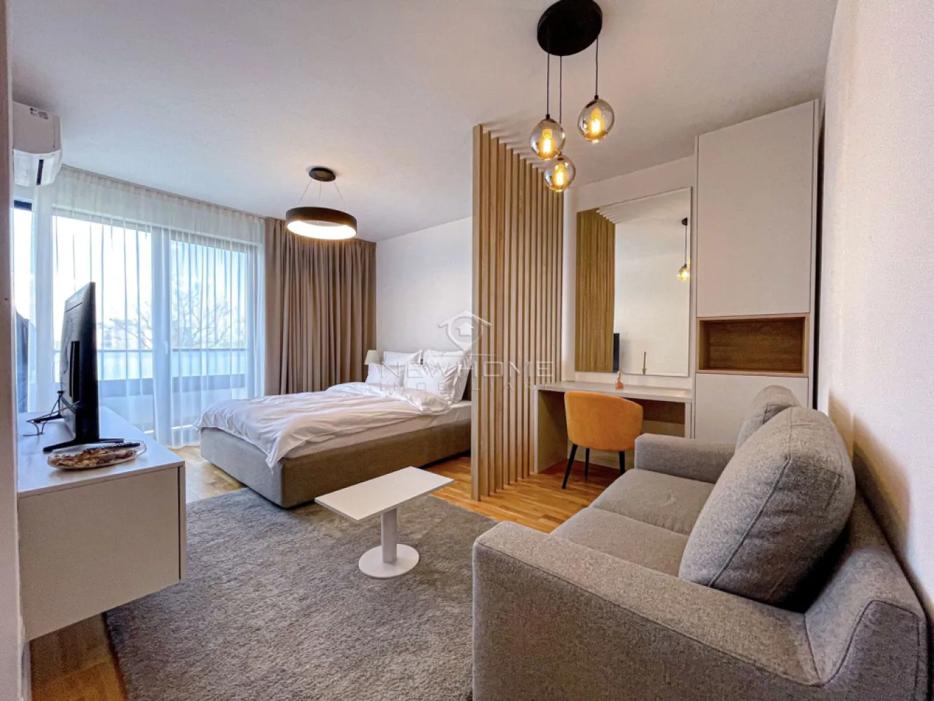 Apartament 1 cameră, PARCARE, zona Iulius Mall Gheorgheni - NewHOME Imobiliare ofera spre inchiriere apartament modern cu 1 camera, suprafata utila de 38 mp + 7 mp balcon. Apartamentul este amplasat la etajul 4 din 10 al unui imobil nou dotat cu 2 lifturi, finalizat in anul 2020, ansamblul residential Park Lake. Pozitionarea sa ofera sansa de a va bucura in fiecare zi de o priveliste superba deasupra lacului. Compus din: hol, baie, dormitor open-space, bucatarie, balcon. Pentru confortul Dvs. se inchiriaza complet mobilat si utilat, dotat centrala termica proprie, AER conditionat, hota, plita, cuptor electric, masina de spalat rufe, frigider, smart TV, oc de PERCARE subteran inclus in pret. Avand in vedere poziția si avantajele zonei este una de interes maxim, datorita pozitionarii fiind in apropiere de centru comercial Iulius Mall, Business centre, facultatea FSEGA, Porsche Engineering, baza Sportiva, Iulius Park, etc. Pentru mai multe informatii si pentru a programa o vizionare, contactati-ne cu incredere!