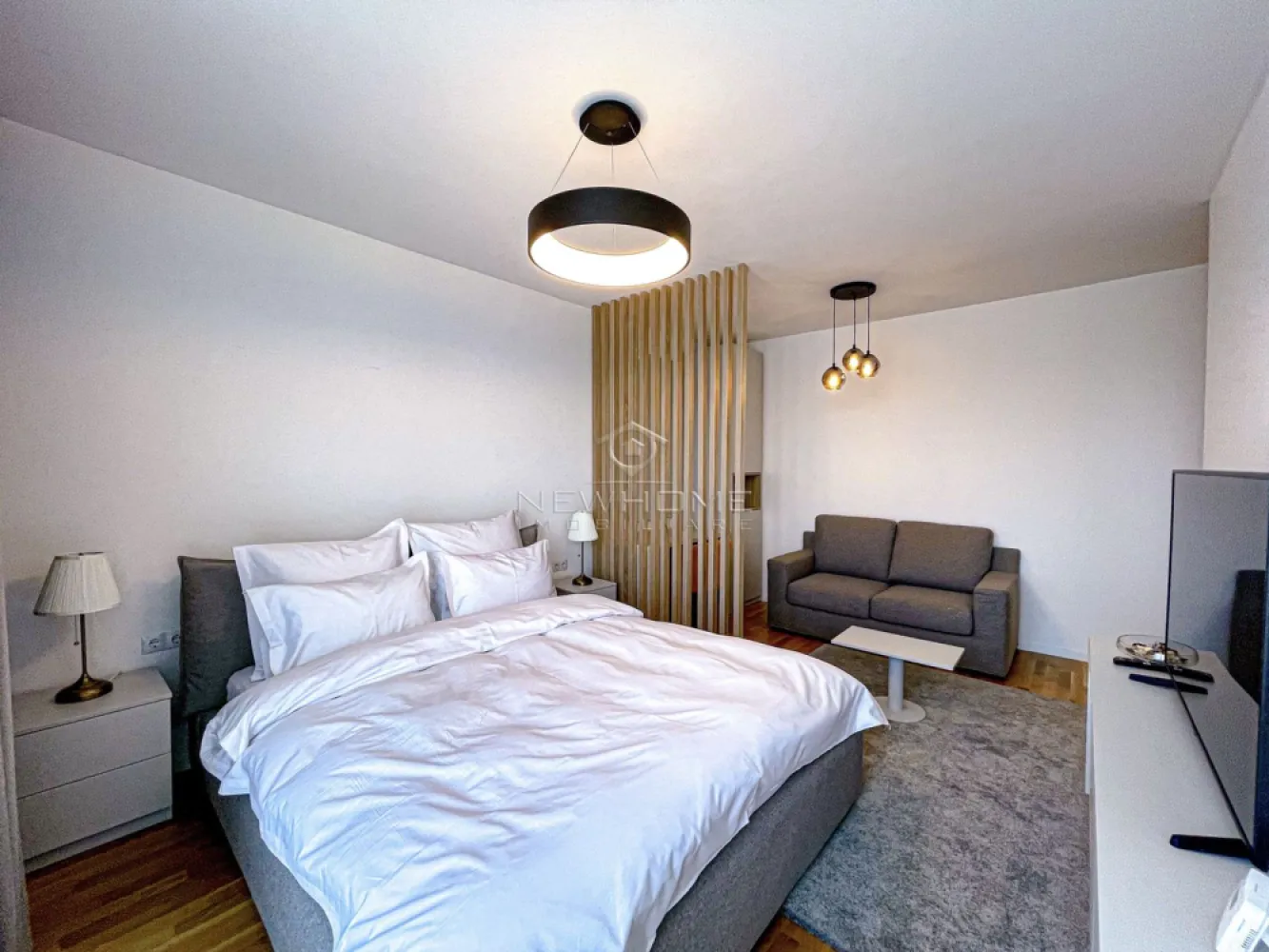 Apartament 1 cameră, PARCARE, zona Iulius Mall Gheorgheni - NewHOME Imobiliare ofera spre inchiriere apartament modern cu 1 camera, suprafata utila de 38 mp + 7 mp balcon. Apartamentul este amplasat la etajul 4 din 10 al unui imobil nou dotat cu 2 lifturi, finalizat in anul 2020, ansamblul residential Park Lake. Pozitionarea sa ofera sansa de a va bucura in fiecare zi de o priveliste superba deasupra lacului. Compus din: hol, baie, dormitor open-space, bucatarie, balcon. Pentru confortul Dvs. se inchiriaza complet mobilat si utilat, dotat centrala termica proprie, AER conditionat, hota, plita, cuptor electric, masina de spalat rufe, frigider, smart TV, oc de PERCARE subteran inclus in pret. Avand in vedere poziția si avantajele zonei este una de interes maxim, datorita pozitionarii fiind in apropiere de centru comercial Iulius Mall, Business centre, facultatea FSEGA, Porsche Engineering, baza Sportiva, Iulius Park, etc. Pentru mai multe informatii si pentru a programa o vizionare, contactati-ne cu incredere!