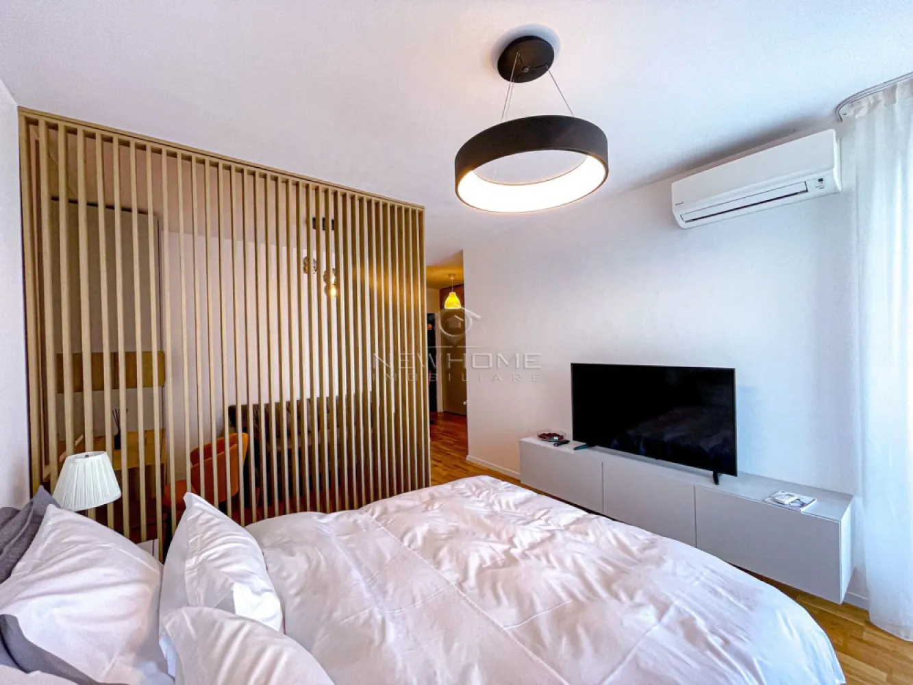 Apartament 1 cameră, PARCARE, zona Iulius Mall Gheorgheni - NewHOME Imobiliare ofera spre inchiriere apartament modern cu 1 camera, suprafata utila de 38 mp + 7 mp balcon. Apartamentul este amplasat la etajul 4 din 10 al unui imobil nou dotat cu 2 lifturi, finalizat in anul 2020, ansamblul residential Park Lake. Pozitionarea sa ofera sansa de a va bucura in fiecare zi de o priveliste superba deasupra lacului. Compus din: hol, baie, dormitor open-space, bucatarie, balcon. Pentru confortul Dvs. se inchiriaza complet mobilat si utilat, dotat centrala termica proprie, AER conditionat, hota, plita, cuptor electric, masina de spalat rufe, frigider, smart TV, oc de PERCARE subteran inclus in pret. Avand in vedere poziția si avantajele zonei este una de interes maxim, datorita pozitionarii fiind in apropiere de centru comercial Iulius Mall, Business centre, facultatea FSEGA, Porsche Engineering, baza Sportiva, Iulius Park, etc. Pentru mai multe informatii si pentru a programa o vizionare, contactati-ne cu incredere!