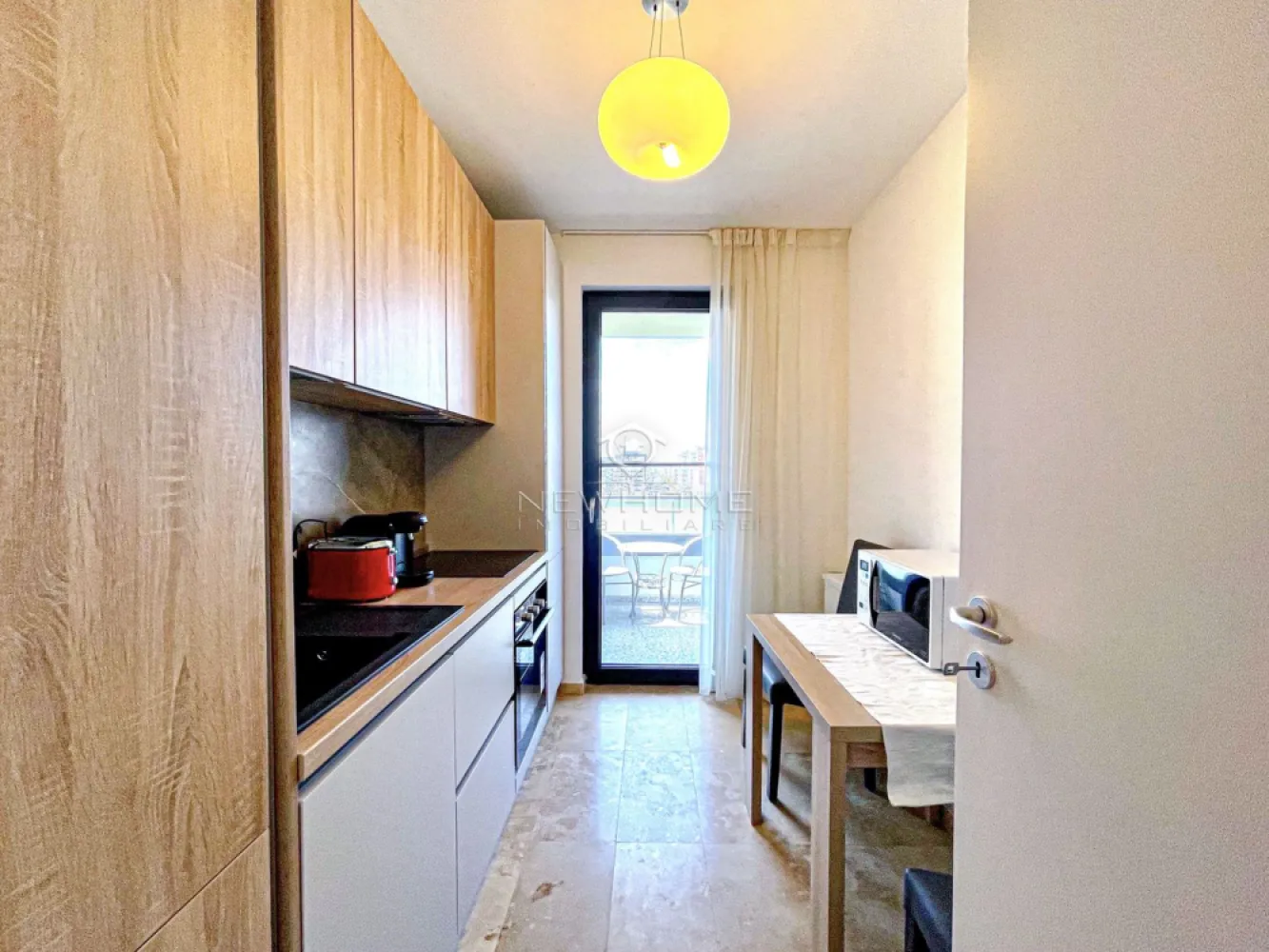 Apartament 1 cameră, PARCARE, zona Iulius Mall Gheorgheni - NewHOME Imobiliare ofera spre inchiriere apartament modern cu 1 camera, suprafata utila de 38 mp + 7 mp balcon. Apartamentul este amplasat la etajul 4 din 10 al unui imobil nou dotat cu 2 lifturi, finalizat in anul 2020, ansamblul residential Park Lake. Pozitionarea sa ofera sansa de a va bucura in fiecare zi de o priveliste superba deasupra lacului. Compus din: hol, baie, dormitor open-space, bucatarie, balcon. Pentru confortul Dvs. se inchiriaza complet mobilat si utilat, dotat centrala termica proprie, AER conditionat, hota, plita, cuptor electric, masina de spalat rufe, frigider, smart TV, oc de PERCARE subteran inclus in pret. Avand in vedere poziția si avantajele zonei este una de interes maxim, datorita pozitionarii fiind in apropiere de centru comercial Iulius Mall, Business centre, facultatea FSEGA, Porsche Engineering, baza Sportiva, Iulius Park, etc. Pentru mai multe informatii si pentru a programa o vizionare, contactati-ne cu incredere!
