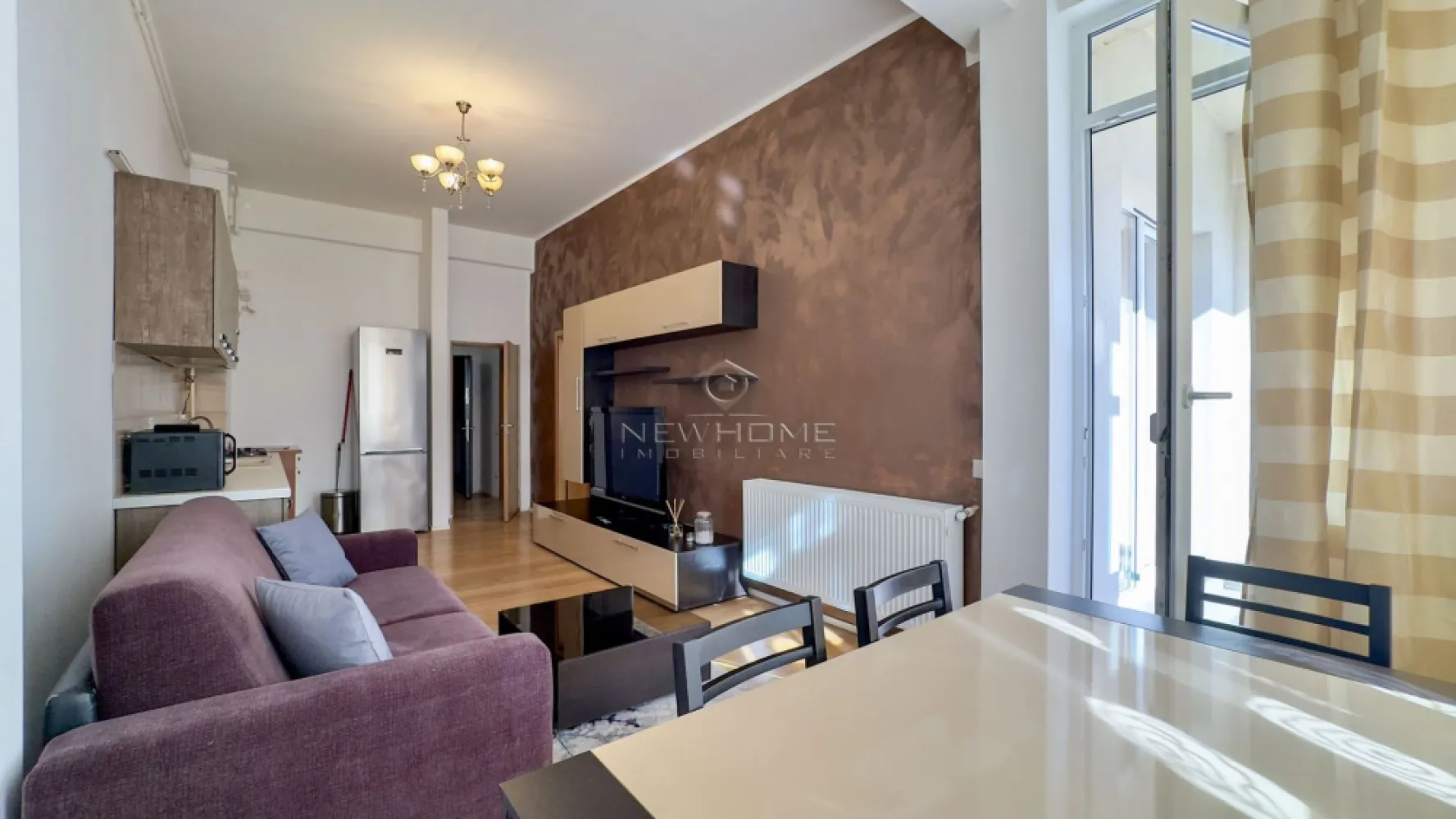Apartament 2 camere, 55mp, zona Centru Str Traian - NewHome Imobiliare ofera in EXCLUSIVITATE spre inchiriere un apartament modern cu 2 camere semidecomandate, dispune de suprafata utila de 55 mp + 5 mp balcon. Situat la parterulunui unui imobil NOU cu 5 etaje (complexul Traian Residence) construit in anul 2018. Apartamentul este compus din: hol, living open-space impreuna cu bucataria, dormitor, balcon, baie. Pentru confortul Dvs. apartamentul se inchiriaza complet mobilat si utilat, dotat cu, centrala termica propri. Avand in vedere poziția si avantajele zonei este una de mare interes, in apropiere ceentru, mijloace de transport, magazine, farmacii, bănci, etc. Pentru mai multe informatii sau pentru a programa o vizionare contactați-ne cu încredere.
