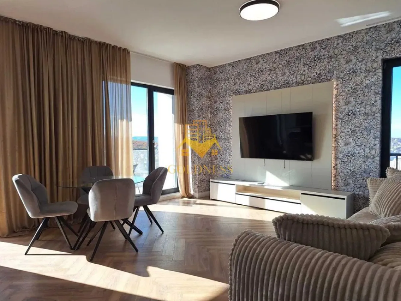 2 Camere decomandate, Scala,Frunzisului, UMF, UTCN, USAMV,Lidl,Parcare - GOLDNESS Imobiliare vă propune spre închiriere un apartament cu 2 camere complet mobilat și utilat, la etajul 10 într-un imobil de 10 etaje, în Cartierul Zorilor.
Parcare inclusa!
In pretul chiriei este inclus tva 21%.
Se află în apropierea stațiilor de transport în comun, magazine, restaurante, spații verzi, farmacii, etc. 

Apartamentul este compartimentat astfel:
 - dormitor cu pat matrimonial, dressing, noptiere
 - living cu bucatarie open space complet utilată și mobilată, canapea extensibilă, loc de servit masa 
 - baie cu cada, calorifer port prosop și dulap pentru depozitare.
 - terasa de 10 mp.

Imobilul este dotat cu toate cele necesare- centrală proprie, frigider, aragaz, hotă, mașină de spălat haine, etc. 

Dacă sunteți interesați de acest apartament și doriți să îl vizionați, dar și pentru alte oferte nu ezitați să ne contactați telefonic sau prin e-mail. Vă stăm la dispoziție!
Pentru intermediere se percepe un comision de 50% din prețul chiriei!