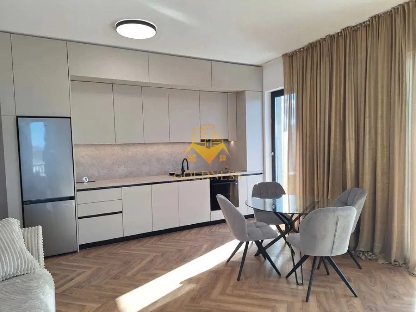 2 Camere decomandate, Scala,Frunzisului, UMF, UTCN, USAMV,Lidl,Parcare - GOLDNESS Imobiliare vă propune spre închiriere un apartament cu 2 camere complet mobilat și utilat, la etajul 10 într-un imobil de 10 etaje, în Cartierul Zorilor.
Parcare inclusa!
In pretul chiriei este inclus tva 21%.
Se află în apropierea stațiilor de transport în comun, magazine, restaurante, spații verzi, farmacii, etc. 

Apartamentul este compartimentat astfel:
 - dormitor cu pat matrimonial, dressing, noptiere
 - living cu bucatarie open space complet utilată și mobilată, canapea extensibilă, loc de servit masa 
 - baie cu cada, calorifer port prosop și dulap pentru depozitare.
 - terasa de 10 mp.

Imobilul este dotat cu toate cele necesare- centrală proprie, frigider, aragaz, hotă, mașină de spălat haine, etc. 

Dacă sunteți interesați de acest apartament și doriți să îl vizionați, dar și pentru alte oferte nu ezitați să ne contactați telefonic sau prin e-mail. Vă stăm la dispoziție!
Pentru intermediere se percepe un comision de 50% din prețul chiriei!
