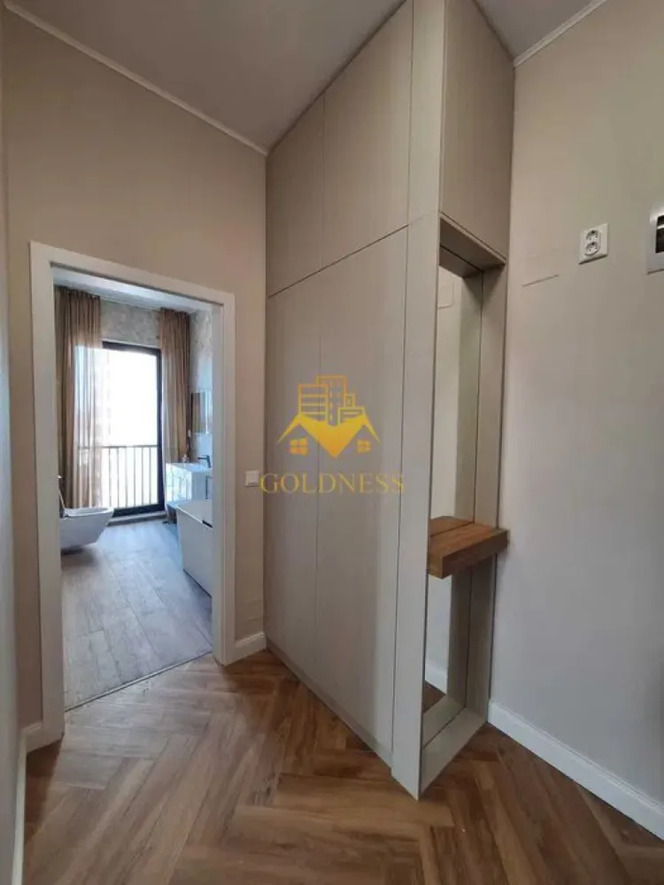 2 Camere decomandate, Scala,Frunzisului, UMF, UTCN, USAMV,Lidl,Parcare - GOLDNESS Imobiliare vă propune spre închiriere un apartament cu 2 camere complet mobilat și utilat, la etajul 10 într-un imobil de 10 etaje, în Cartierul Zorilor.
Parcare inclusa!
In pretul chiriei este inclus tva 21%.
Se află în apropierea stațiilor de transport în comun, magazine, restaurante, spații verzi, farmacii, etc. 

Apartamentul este compartimentat astfel:
 - dormitor cu pat matrimonial, dressing, noptiere
 - living cu bucatarie open space complet utilată și mobilată, canapea extensibilă, loc de servit masa 
 - baie cu cada, calorifer port prosop și dulap pentru depozitare.
 - terasa de 10 mp.

Imobilul este dotat cu toate cele necesare- centrală proprie, frigider, aragaz, hotă, mașină de spălat haine, etc. 

Dacă sunteți interesați de acest apartament și doriți să îl vizionați, dar și pentru alte oferte nu ezitați să ne contactați telefonic sau prin e-mail. Vă stăm la dispoziție!
Pentru intermediere se percepe un comision de 50% din prețul chiriei!