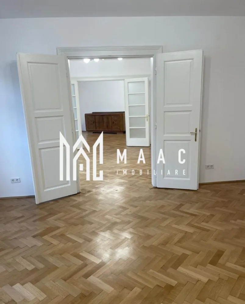 Spațiu birouri / locuință | 122 MPU | Ultracentral - MAAC Imobiliare vă propune spre închiriere un spațiu generos și complet renovat, pretabil atât pentru activități de birou, cât și pentru locuire, situat ultracentral. Proprietatea este amplasată la etajul 1 al unei vile cu regim de înălțime P+2E și are o suprafață utilă de 122 mp, beneficiind de acces comun cu ceilalți locatari. Spațiul este compartimentat practic și funcțional, fiind compus din hol de acces, patru camere luminoase, o baie complet utilată, o bucătărie mobilată și utilată cu cămară, un grup sanitar separat și un spațiu de depozitare. Imobilul se predă finisat la cheie, exact ca în fotografii, existând și posibilitatea mobilării în funcție de nevoile viitorului chiriaș. Renovarea este recentă, iar finisajele sunt moderne și bine întreținute. Printre avantajele proprietății se numără locația ultracentrală, accesul facil către toate punctele de interes ale orașului, compartimentarea eficientă, poziționarea la etajul 1 și faptul că imobilul este complet renovat. Căile de acces sunt integral amenajate și iluminate stradal. În zona imobilului există locuri de parcare publice, amenajate de Primăria Sibiu. Preț chirie: 900 euro/lună, negociabil Pentru mai multe detalii sau pentru a programa o vizionare, vă rugăm să ne contactați. Specificați ID-ul CP2864056. }}