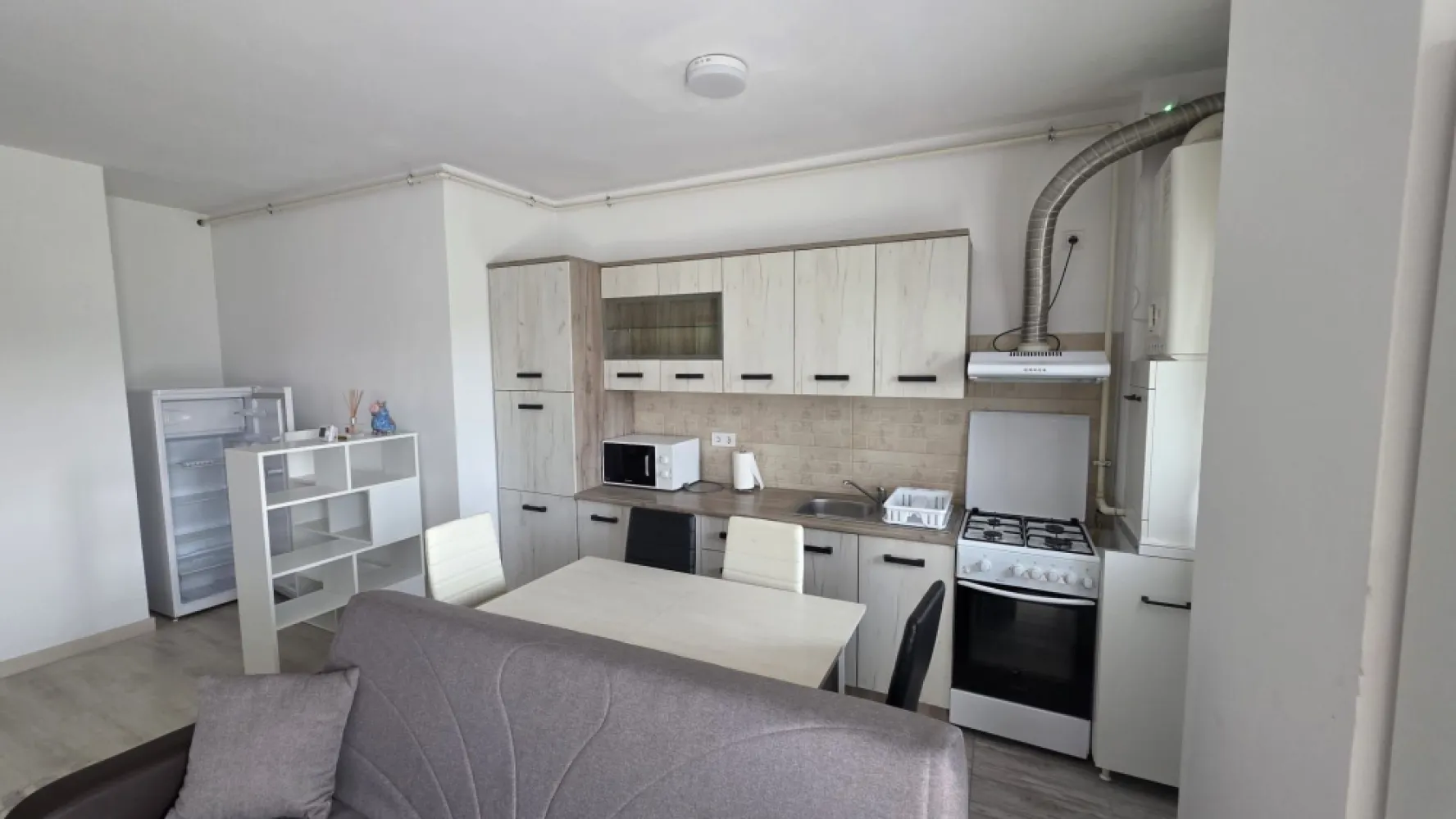 Apartament , etaj 1 , strada Malinului - Agentia Direkt Imobiliare propune spre inchiriere apartament spatios pozitionat la etajul 1 , in suprafata de 50 mp , compus din living cu bucatarie , 1 dormitor , 1 baie , 1 balcon .

Dispune de loc de parcare .

Mobilat si utilat in totalitate .