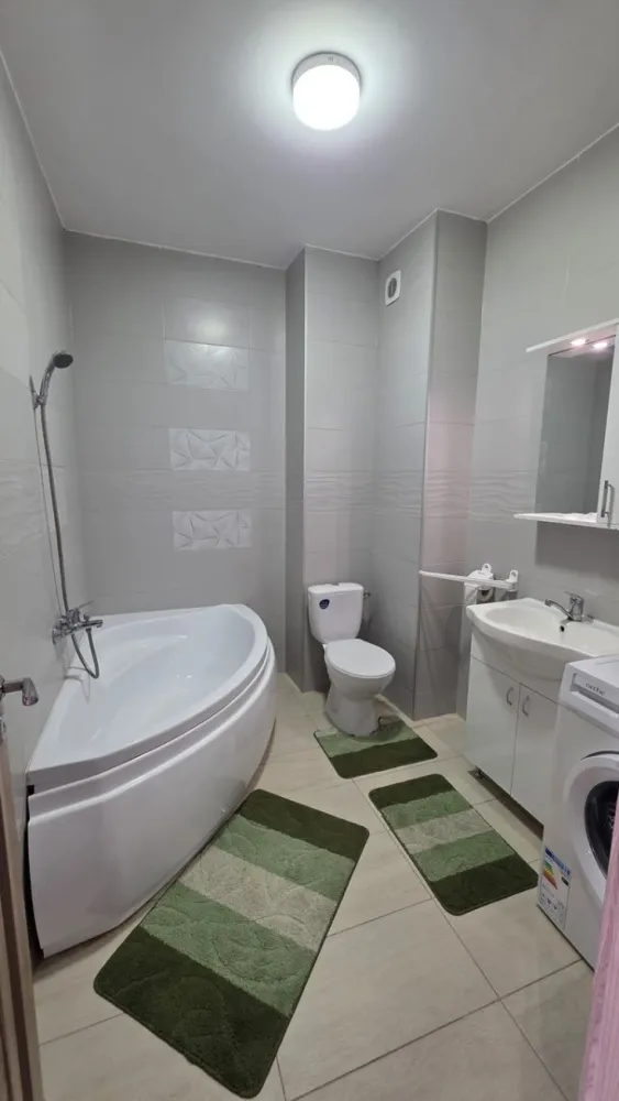 Apartament , etaj 1 , strada Malinului - Agentia Direkt Imobiliare propune spre inchiriere apartament spatios pozitionat la etajul 1 , in suprafata de 50 mp , compus din living cu bucatarie , 1 dormitor , 1 baie , 1 balcon .

Dispune de loc de parcare .

Mobilat si utilat in totalitate .