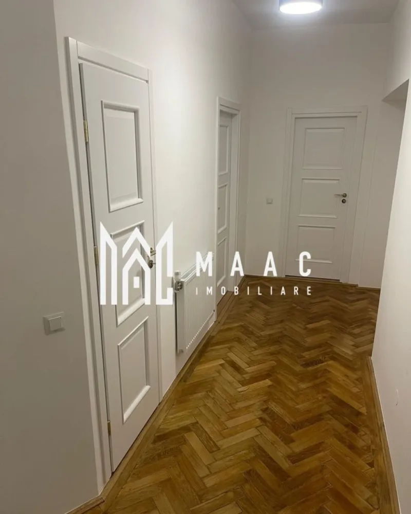 Spațiu birouri / locuință | 122 MPU | Ultracentral - MAAC Imobiliare vă propune spre închiriere un spațiu generos și complet renovat, pretabil atât pentru activități de birou, cât și pentru locuire, situat ultracentral. Proprietatea este amplasată la etajul 1 al unei vile cu regim de înălțime P+2E și are o suprafață utilă de 122 mp, beneficiind de acces comun cu ceilalți locatari. Spațiul este compartimentat practic și funcțional, fiind compus din hol de acces, patru camere luminoase, o baie complet utilată, o bucătărie mobilată și utilată cu cămară, un grup sanitar separat și un spațiu de depozitare. Imobilul se predă finisat la cheie, exact ca în fotografii, existând și posibilitatea mobilării în funcție de nevoile viitorului chiriaș. Renovarea este recentă, iar finisajele sunt moderne și bine întreținute. Printre avantajele proprietății se numără locația ultracentrală, accesul facil către toate punctele de interes ale orașului, compartimentarea eficientă, poziționarea la etajul 1 și faptul că imobilul este complet renovat. Căile de acces sunt integral amenajate și iluminate stradal. În zona imobilului există locuri de parcare publice, amenajate de Primăria Sibiu. Preț chirie: 900 euro/lună, negociabil Pentru mai multe detalii sau pentru a programa o vizionare, vă rugăm să ne contactați. Specificați ID-ul CP2864056. }}