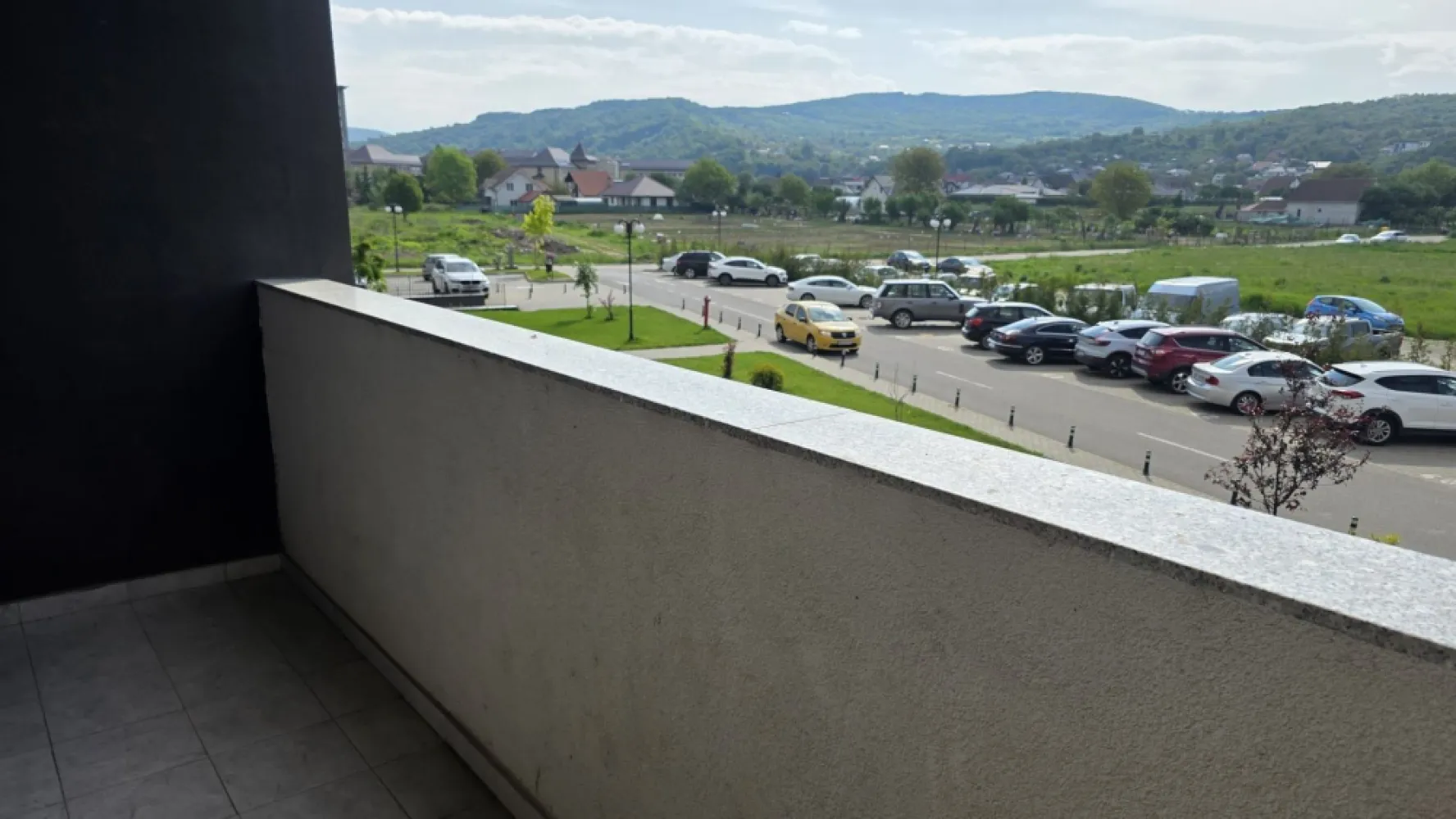 Apartament , etaj 1 , strada Malinului - Agentia Direkt Imobiliare propune spre inchiriere apartament spatios pozitionat la etajul 1 , in suprafata de 50 mp , compus din living cu bucatarie , 1 dormitor , 1 baie , 1 balcon .

Dispune de loc de parcare .

Mobilat si utilat in totalitate .