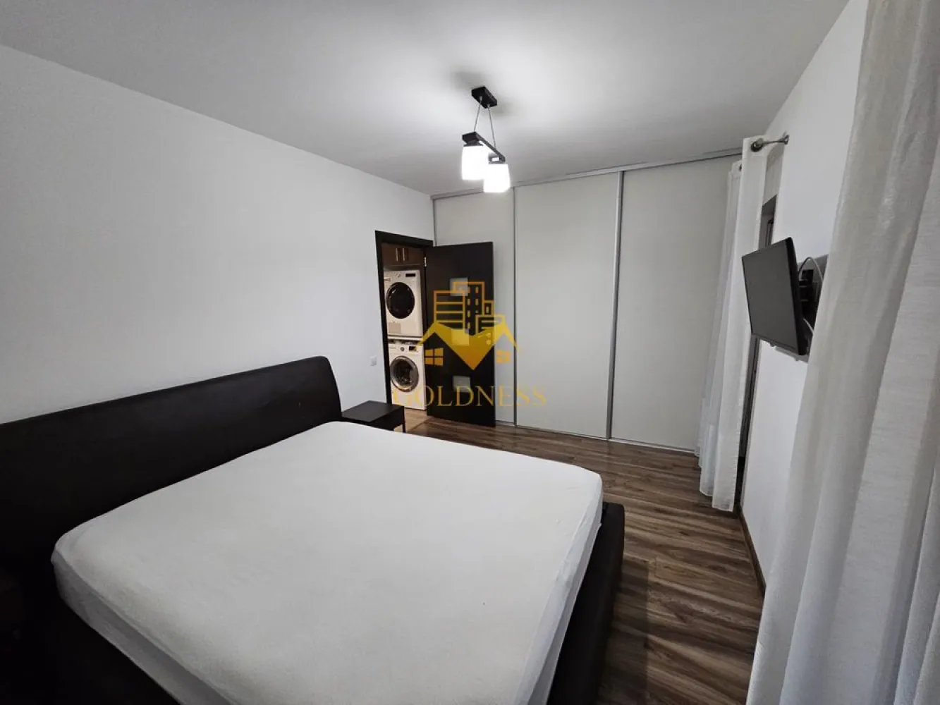 2 camere, Buna ziua, Calea Turzii, Parcare, Home Garden, Mega Image - GOLDNESS Imobiliare vă propune spre închiriere un apartament cu 2 camere complet mobilat și utilat, la etajul 1 într-un imobil de 2 etaje, în Cartierul Buna ziua.
Dispune de loc de parcare!
Se află în apropierea stațiilor de transport în comun, magazine, restaurante, spații verzi, farmacii, etc. 

Apartamentul este compartimentat astfel:
 - dormitor cu pat matrimonial, dressing, noptiere
 - living cu canapea extensibilă 
 - bucătărie complet utilată și mobilată, loc de servit masa 
 - baie cu cada, calorifer port prosop și dulap pentru depozitare.
 - balcon de 4 mp.

Imobilul este dotat cu toate cele necesare- centrală proprie, frigider, aragaz, hotă, mașină de spălat haine, etc. 

Dacă sunteți interesați de acest apartament și doriți să îl vizionați, dar și pentru alte oferte nu ezitați să ne contactați telefonic sau prin e-mail. Vă stăm la dispoziție!
Pentru intermediere se percepe un comision de 50% din prețul chiriei!