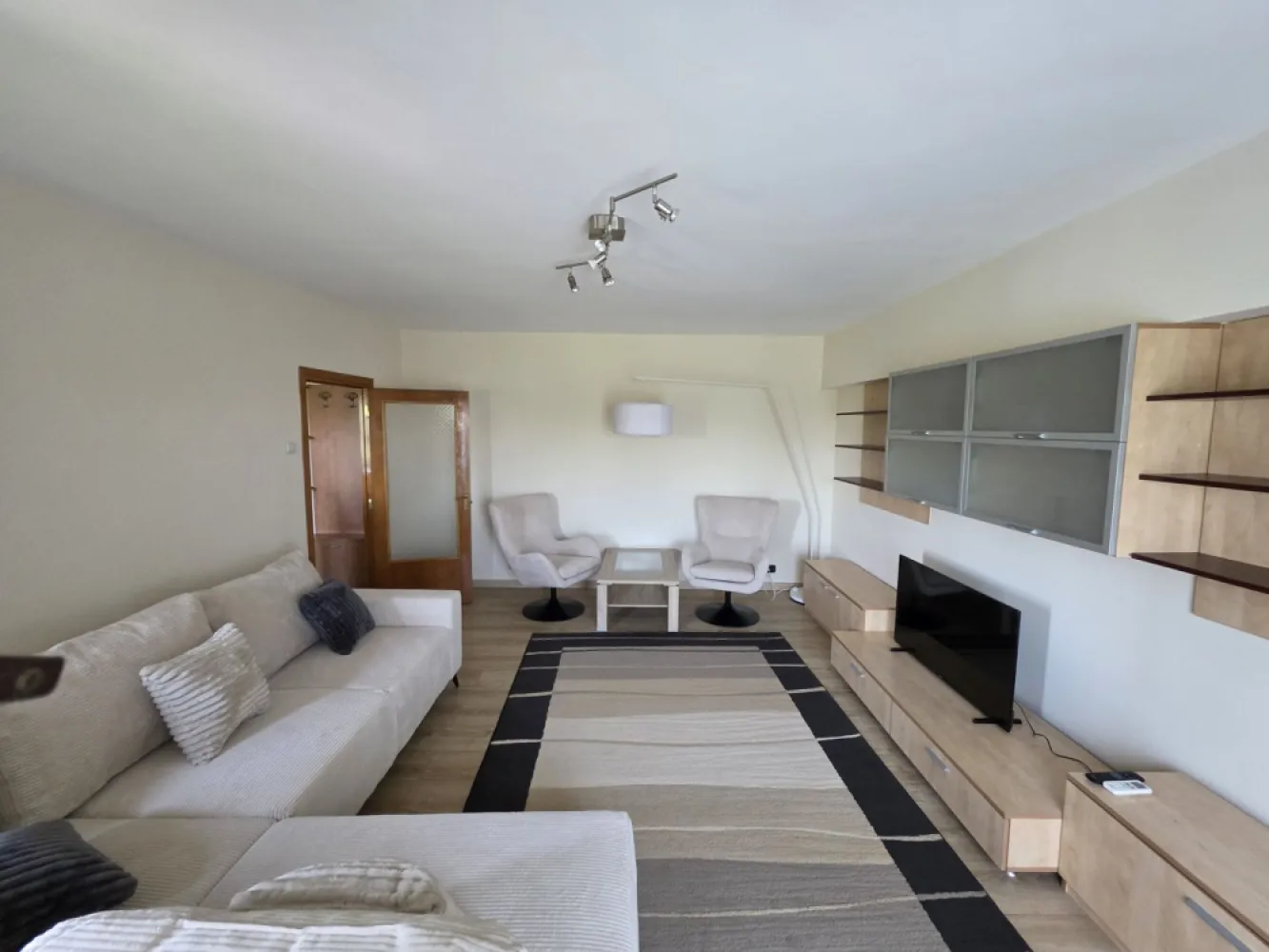 Vitan- Octavian Goga - K-Imobiliare consult, va ofera spre inchiriere un apartament decomndat situat la et 3 in bloc deosebit, renovat, mobilat, utilat, zona extrem de linistita, bloc cu paza, living mobilat nou, prima inchiriere dupa renovare. apartamentul dispune si de o boxa de depozitare la subsol.