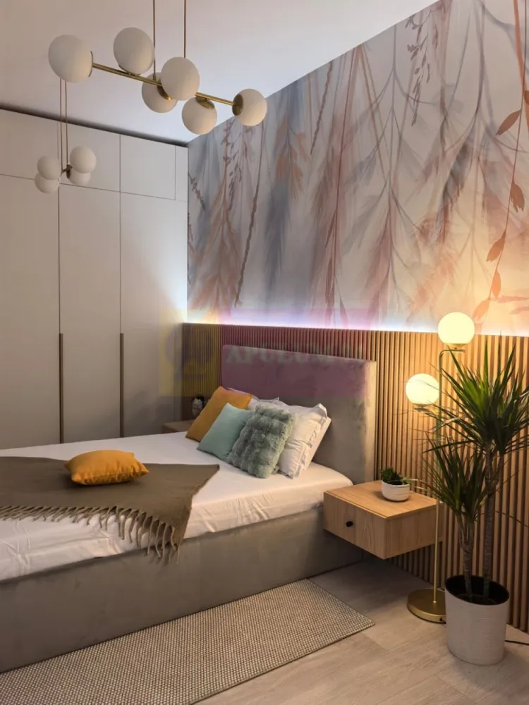 Apartament boutique 13 Septembrie- Marriott. - Compania imobiliara Apulum 94 va propune spre inchiriere un apartament de 2 camere tip boutique situat in zona 13 Septembrie, in apropiere de Hotel Marriott. 
Imobilu este construit in 2024.
Apartamentul este la prima inchiriere, este mobilat modern, cu finisaje premium, in tonuri calde. 
Bucataria este open-space si este mobilata si utilata in totalitate.
Beneficiaza de centrala termica proprie, incalzire in pardoseala.
Zona este foarte usor accesibila, apropiata de metrou Izvor, statie stb, parc, gradinita, scoala, centrul orasului. 
Pentru vizionare si mai multe detalii nu ezitati sa ma contactati pe nr 0733683446- Laura Ionescu.