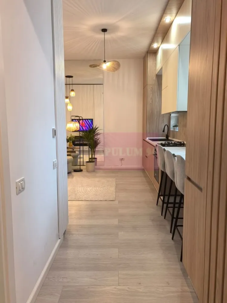 Apartament boutique 13 Septembrie- Marriott. - Compania imobiliara Apulum 94 va propune spre inchiriere un apartament de 2 camere tip boutique situat in zona 13 Septembrie, in apropiere de Hotel Marriott. 
Imobilu este construit in 2024.
Apartamentul este la prima inchiriere, este mobilat modern, cu finisaje premium, in tonuri calde. 
Bucataria este open-space si este mobilata si utilata in totalitate.
Beneficiaza de centrala termica proprie, incalzire in pardoseala.
Zona este foarte usor accesibila, apropiata de metrou Izvor, statie stb, parc, gradinita, scoala, centrul orasului. 
Pentru vizionare si mai multe detalii nu ezitati sa ma contactati pe nr 0733683446- Laura Ionescu.