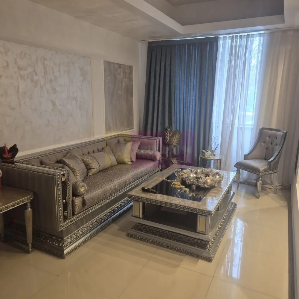 Spațiu birou/ideal servicii – TOATE UTILITĂȚILE INCLUSE langa Prosper - Spațiu birouri/comercial 116 mp utili, ET. 1/4 – TOATE UTILITĂȚILE INCLUSE
Locație stradala, vizibila, zona 13 Septembrie, Sector 5 – lângă Mall Prosper.
- 7 camere separate + zonă de recepție generoasă. Constructie usoara ( se poate recompartimenta )
- Chicinetă complet utilată
- Grup sanitar propriu
- Spațiu bine întreținut, disponibil imediat
Ideal :
-Cabinet notar / avocat
- Firmă de contabilitate / consultanță
- Birou proiectare / IT mic
- Centru de cursuri / training
- Orice activitate cu public (zonă așteptare + intimitate camere)
În clădire mai activează: clinică stomatologică, birouri contabilitate, școală auto și cursuri pentru copii.
Condiții:
- Contract minim 12 luni
- Garanție 1 lună
- Disponibil IMEDIAT
Filmare video în anunț.
Incluse in pretul chiriei lunare : apă, curent, încălzire, ventilație, mentenanță spații comune, lift, pază 24/7 și recepție.
Onorariu Agentie 0.