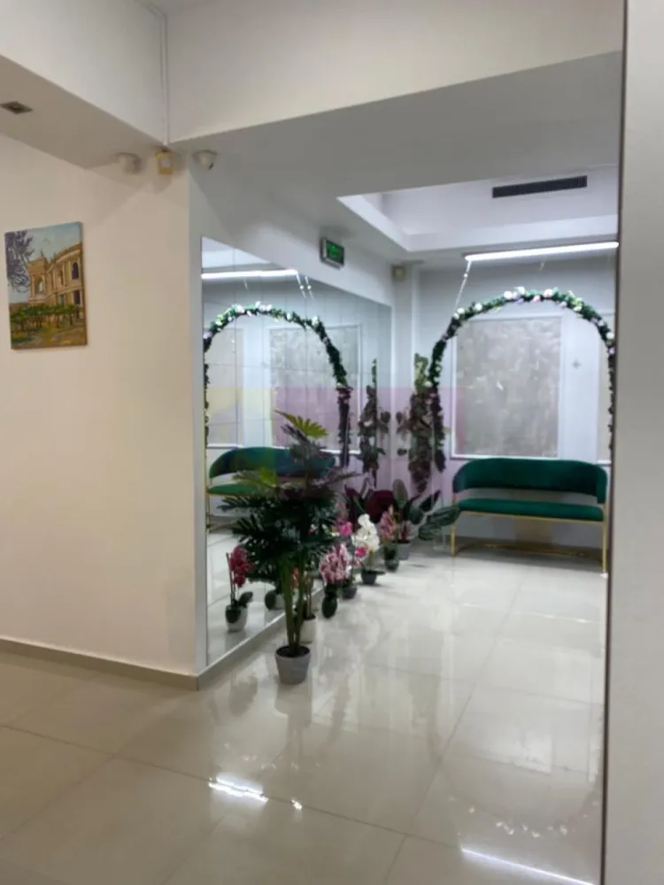 Spațiu birou/ideal servicii – TOATE UTILITĂȚILE INCLUSE langa Prosper - Spațiu birouri/comercial 116 mp utili, ET. 1/4 – TOATE UTILITĂȚILE INCLUSE
Locație stradala, vizibila, zona 13 Septembrie, Sector 5 – lângă Mall Prosper.
- 7 camere separate + zonă de recepție generoasă. Constructie usoara ( se poate recompartimenta )
- Chicinetă complet utilată
- Grup sanitar propriu
- Spațiu bine întreținut, disponibil imediat
Ideal :
-Cabinet notar / avocat
- Firmă de contabilitate / consultanță
- Birou proiectare / IT mic
- Centru de cursuri / training
- Orice activitate cu public (zonă așteptare + intimitate camere)
În clădire mai activează: clinică stomatologică, birouri contabilitate, școală auto și cursuri pentru copii.
Condiții:
- Contract minim 12 luni
- Garanție 1 lună
- Disponibil IMEDIAT
Filmare video în anunț.
Incluse in pretul chiriei lunare : apă, curent, încălzire, ventilație, mentenanță spații comune, lift, pază 24/7 și recepție.
Onorariu Agentie 0.