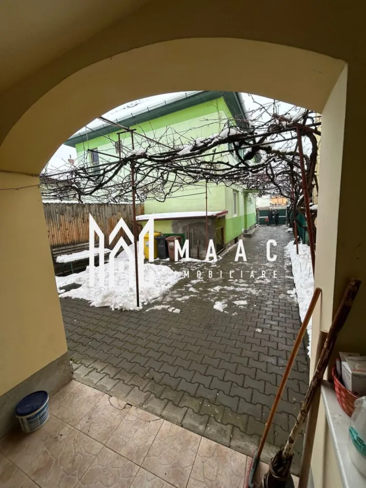 2 Apartamente la Casa | 152 mp | Sub Arini | Curte Proprie - MAAC Imobiliare vă propune spre vânzare un imobil compus din două apartamente, amplasat pe un teren de 237,5 mp, ideal pentru investiție, locuire sau închiriere pe termen lung. Apartamentul 1 Construit în 2007 Suprafață utilă: 84 mp Compartimentare: Parter: portic, living spațios, bucătărie, baie, cămară, hol Etaj: cameră, baie, hol Acoperiș complet schimbat recent Centrală termică proprie Locuință luminoasă, bine întreținută, cu spații aerisite și finisaje de calitate Apartamentul 2 Situat la parterul unei case construite în 1968, complet renovat Suprafață utilă: 72 mp Compartimentare: 2 camere, bucătărie, cămară, baie, hol, pivniță și pod Instalațiile electrice și sanitare sunt complet înlocuite Centrală termică proprie Design modern, confortabil și cu intrare separată Alte detalii: Curte comună îngrijită și spațiu verde generos Zonă exclusivistă, liniștită, cu acces facil către centru, parcuri și principalele puncte de interes Ideal pentru două familii, chirii sau locuire + birou Locație: Lângă Parcul Subarini, Sibiu Teren: 237,5 mp Pentru mai multe informații sau pentru a programa o vizionare, vă rugăm să ne contactați, specificând ID:CP2862417 }}