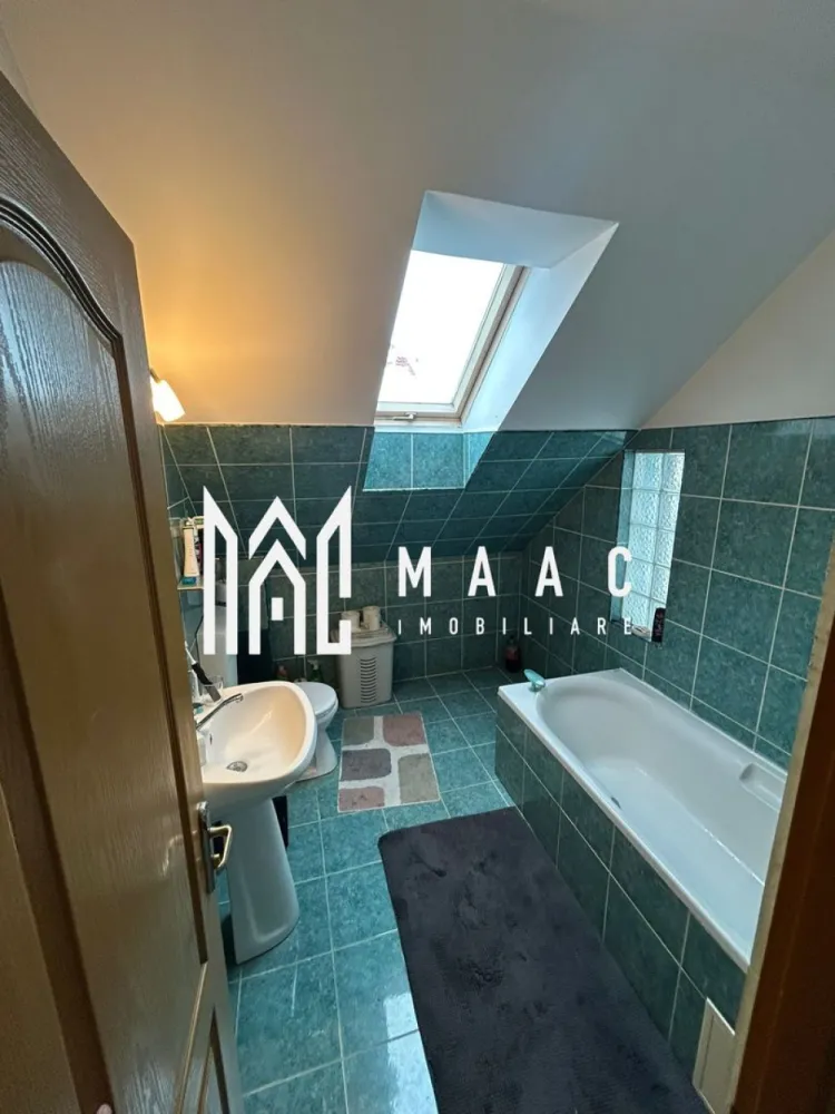 2 Apartamente la Casa | 152 mp | Sub Arini | Curte Proprie - MAAC Imobiliare vă propune spre vânzare un imobil compus din două apartamente, amplasat pe un teren de 237,5 mp, ideal pentru investiție, locuire sau închiriere pe termen lung. Apartamentul 1 Construit în 2007 Suprafață utilă: 84 mp Compartimentare: Parter: portic, living spațios, bucătărie, baie, cămară, hol Etaj: cameră, baie, hol Acoperiș complet schimbat recent Centrală termică proprie Locuință luminoasă, bine întreținută, cu spații aerisite și finisaje de calitate Apartamentul 2 Situat la parterul unei case construite în 1968, complet renovat Suprafață utilă: 72 mp Compartimentare: 2 camere, bucătărie, cămară, baie, hol, pivniță și pod Instalațiile electrice și sanitare sunt complet înlocuite Centrală termică proprie Design modern, confortabil și cu intrare separată Alte detalii: Curte comună îngrijită și spațiu verde generos Zonă exclusivistă, liniștită, cu acces facil către centru, parcuri și principalele puncte de interes Ideal pentru două familii, chirii sau locuire + birou Locație: Lângă Parcul Subarini, Sibiu Teren: 237,5 mp Pentru mai multe informații sau pentru a programa o vizionare, vă rugăm să ne contactați, specificând ID:CP2862417 }}