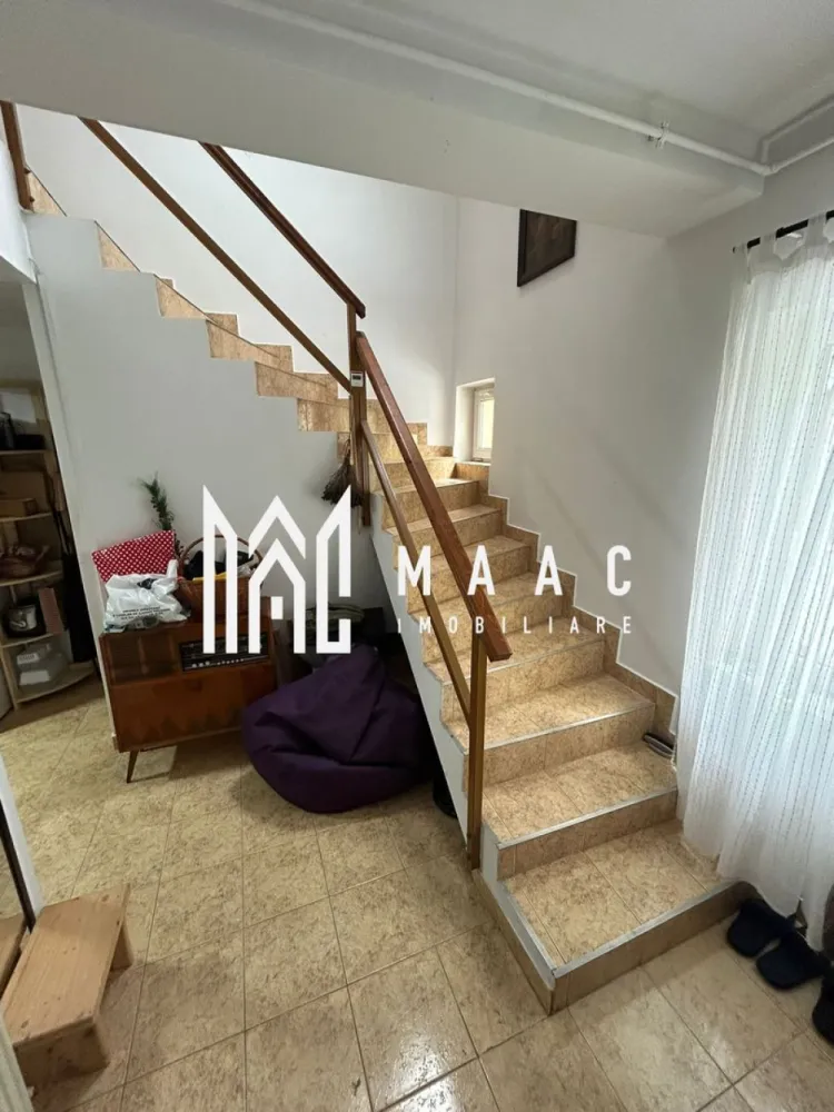 2 Apartamente la Casa | 152 mp | Sub Arini | Curte Proprie - MAAC Imobiliare vă propune spre vânzare un imobil compus din două apartamente, amplasat pe un teren de 237,5 mp, ideal pentru investiție, locuire sau închiriere pe termen lung. Apartamentul 1 Construit în 2007 Suprafață utilă: 84 mp Compartimentare: Parter: portic, living spațios, bucătărie, baie, cămară, hol Etaj: cameră, baie, hol Acoperiș complet schimbat recent Centrală termică proprie Locuință luminoasă, bine întreținută, cu spații aerisite și finisaje de calitate Apartamentul 2 Situat la parterul unei case construite în 1968, complet renovat Suprafață utilă: 72 mp Compartimentare: 2 camere, bucătărie, cămară, baie, hol, pivniță și pod Instalațiile electrice și sanitare sunt complet înlocuite Centrală termică proprie Design modern, confortabil și cu intrare separată Alte detalii: Curte comună îngrijită și spațiu verde generos Zonă exclusivistă, liniștită, cu acces facil către centru, parcuri și principalele puncte de interes Ideal pentru două familii, chirii sau locuire + birou Locație: Lângă Parcul Subarini, Sibiu Teren: 237,5 mp Pentru mai multe informații sau pentru a programa o vizionare, vă rugăm să ne contactați, specificând ID:CP2862417 }}