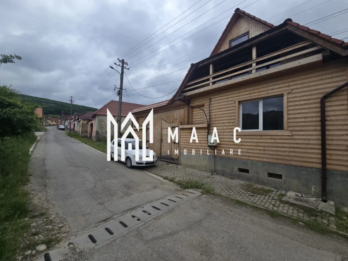 Casa de vanzare 3 camere Aciliu - Vă propunem spre vânzare o casă situată în localitatea Aciliu, într-o zonă liniștită și retrasă, ideală pentru cei care își doresc confortul unei locuințe la țară, departe de agitația orașului.

Compartimentare practică și spații generoase

Locuința este compartimentată eficient și dispune la parter de:

2 camere decomandate;
bucătărie separată, cu zonă de luat masa;
baie;
hol.

Etajul, construit recent, se află la stadiul de „roșu” și oferă posibilitatea de a fi amenajat după propriile preferințe. Acesta este compus din:

living spațios;
dormitor;
baie;
hol.
Curte amenajată și grădină

Curtea este complet pavată și include o terasă acoperită, perfectă pentru amenajarea unui spațiu de relaxare sau a unei zone de dining în aer liber.

Proprietatea beneficiază și de grădină, ideală pentru cultivarea de legume, verdețuri sau pentru amenajarea unui colț verde destinat relaxării.

Avantaje principale
zonă liniștită, ferită de trafic și aglomerație;
etaj nou construit, cu posibilitate de personalizare;
curte pavată și terasă acoperită;
grădină proprie;
compartimentare practică.

Această proprietate reprezintă o alegere excelentă atât pentru locuire permanentă, cât și pentru o casă de vacanță, oferind un cadru natural plăcut și multiple posibilități de amenajare.
