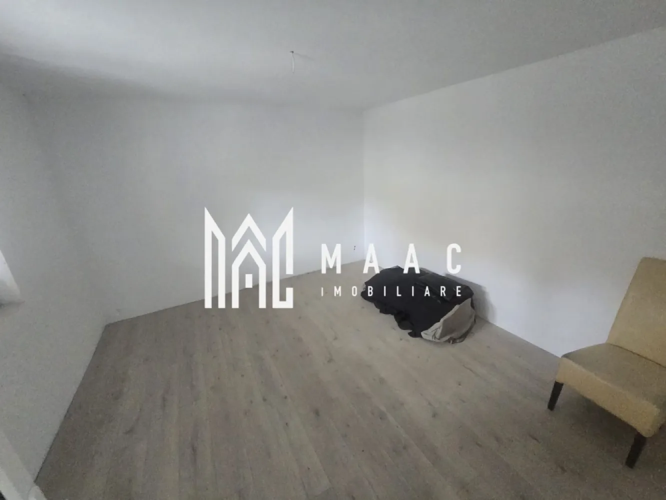 Casa de vanzare 3 camere Aciliu - Vă propunem spre vânzare o casă situată în localitatea Aciliu, într-o zonă liniștită și retrasă, ideală pentru cei care își doresc confortul unei locuințe la țară, departe de agitația orașului.

Compartimentare practică și spații generoase

Locuința este compartimentată eficient și dispune la parter de:

2 camere decomandate;
bucătărie separată, cu zonă de luat masa;
baie;
hol.

Etajul, construit recent, se află la stadiul de „roșu” și oferă posibilitatea de a fi amenajat după propriile preferințe. Acesta este compus din:

living spațios;
dormitor;
baie;
hol.
Curte amenajată și grădină

Curtea este complet pavată și include o terasă acoperită, perfectă pentru amenajarea unui spațiu de relaxare sau a unei zone de dining în aer liber.

Proprietatea beneficiază și de grădină, ideală pentru cultivarea de legume, verdețuri sau pentru amenajarea unui colț verde destinat relaxării.

Avantaje principale
zonă liniștită, ferită de trafic și aglomerație;
etaj nou construit, cu posibilitate de personalizare;
curte pavată și terasă acoperită;
grădină proprie;
compartimentare practică.

Această proprietate reprezintă o alegere excelentă atât pentru locuire permanentă, cât și pentru o casă de vacanță, oferind un cadru natural plăcut și multiple posibilități de amenajare.