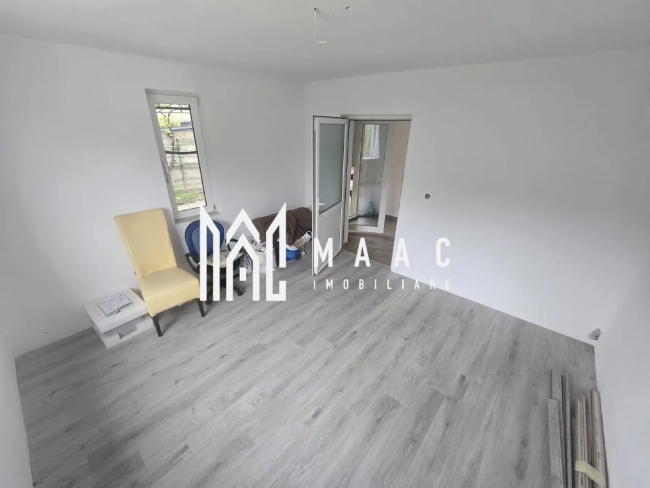 Casa de vanzare 3 camere Aciliu - Vă propunem spre vânzare o casă situată în localitatea Aciliu, într-o zonă liniștită și retrasă, ideală pentru cei care își doresc confortul unei locuințe la țară, departe de agitația orașului.

Compartimentare practică și spații generoase

Locuința este compartimentată eficient și dispune la parter de:

2 camere decomandate;
bucătărie separată, cu zonă de luat masa;
baie;
hol.

Etajul, construit recent, se află la stadiul de „roșu” și oferă posibilitatea de a fi amenajat după propriile preferințe. Acesta este compus din:

living spațios;
dormitor;
baie;
hol.
Curte amenajată și grădină

Curtea este complet pavată și include o terasă acoperită, perfectă pentru amenajarea unui spațiu de relaxare sau a unei zone de dining în aer liber.

Proprietatea beneficiază și de grădină, ideală pentru cultivarea de legume, verdețuri sau pentru amenajarea unui colț verde destinat relaxării.

Avantaje principale
zonă liniștită, ferită de trafic și aglomerație;
etaj nou construit, cu posibilitate de personalizare;
curte pavată și terasă acoperită;
grădină proprie;
compartimentare practică.

Această proprietate reprezintă o alegere excelentă atât pentru locuire permanentă, cât și pentru o casă de vacanță, oferind un cadru natural plăcut și multiple posibilități de amenajare.