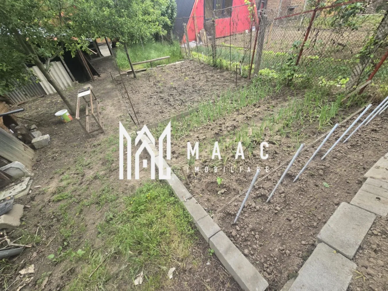 Casa de vanzare 3 camere Aciliu - Vă propunem spre vânzare o casă situată în localitatea Aciliu, într-o zonă liniștită și retrasă, ideală pentru cei care își doresc confortul unei locuințe la țară, departe de agitația orașului.

Compartimentare practică și spații generoase

Locuința este compartimentată eficient și dispune la parter de:

2 camere decomandate;
bucătărie separată, cu zonă de luat masa;
baie;
hol.

Etajul, construit recent, se află la stadiul de „roșu” și oferă posibilitatea de a fi amenajat după propriile preferințe. Acesta este compus din:

living spațios;
dormitor;
baie;
hol.
Curte amenajată și grădină

Curtea este complet pavată și include o terasă acoperită, perfectă pentru amenajarea unui spațiu de relaxare sau a unei zone de dining în aer liber.

Proprietatea beneficiază și de grădină, ideală pentru cultivarea de legume, verdețuri sau pentru amenajarea unui colț verde destinat relaxării.

Avantaje principale
zonă liniștită, ferită de trafic și aglomerație;
etaj nou construit, cu posibilitate de personalizare;
curte pavată și terasă acoperită;
grădină proprie;
compartimentare practică.

Această proprietate reprezintă o alegere excelentă atât pentru locuire permanentă, cât și pentru o casă de vacanță, oferind un cadru natural plăcut și multiple posibilități de amenajare.