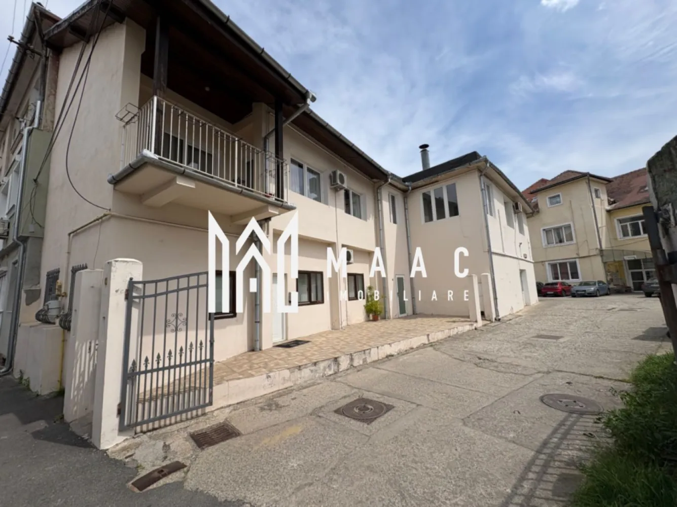 Casa ultracentrală cu potențial mixt – 1285 mp, acces dublu - MAAC imobiliare va propune spre vânzare o proprietate deosebită, amplasată strategic în inima zonei istorice din Sibiu, în imediata apropiere a Piața Cibin, una dintre cele mai dinamice și autentice zone ale orașului.

Imobilul dispune de o suprafață utilă generoasă de 1285 mp, desfășurată pe două niveluri, beneficiind de acces din două străzi – un avantaj rar întâlnit care oferă flexibilitate maximă în utilizare și compartimentare. Proprietatea este racordată la toate utilitățile și a funcționat până în prezent ca spațiu de producție (marochinărie), fiind pregătită pentru reconversie rapidă.

Datorită poziției ultracentrale și a configurației versatile, această clădire reprezintă o oportunitate excelentă de investiție, pretându-se pentru o gamă largă de destinații:
– dezvoltare rezidențială (apartamente tip loft sau boutique)
– spații comerciale sau showroom-uri premium
– pensiune/hotel boutique în contextul turistic puternic al orașului
– birouri sau hub creativ
– centru medical, educațional sau mixt

Zona în care este situată proprietatea este una cu trafic intens, atât pietonal cât și auto, oferind vizibilitate ridicată și acces facil către principalele puncte de interes ale orașului. Arhitectura și suprafața generoasă permit recompartimentări moderne, adaptate cerințelor actuale de piață.

Această proprietate este alegerea ideală pentru investitori care caută un activ valoros, cu potențial ridicat de dezvoltare într-una dintre cele mai căutate zone din Sibiu.

Pentru mai multe detalii precizați că ați văzut anunțul cu ID CP3099812