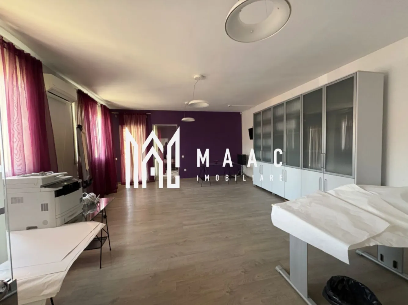 Casa ultracentrală cu potențial mixt – 1285 mp, acces dublu - MAAC imobiliare va propune spre vânzare o proprietate deosebită, amplasată strategic în inima zonei istorice din Sibiu, în imediata apropiere a Piața Cibin, una dintre cele mai dinamice și autentice zone ale orașului.

Imobilul dispune de o suprafață utilă generoasă de 1285 mp, desfășurată pe două niveluri, beneficiind de acces din două străzi – un avantaj rar întâlnit care oferă flexibilitate maximă în utilizare și compartimentare. Proprietatea este racordată la toate utilitățile și a funcționat până în prezent ca spațiu de producție (marochinărie), fiind pregătită pentru reconversie rapidă.

Datorită poziției ultracentrale și a configurației versatile, această clădire reprezintă o oportunitate excelentă de investiție, pretându-se pentru o gamă largă de destinații:
– dezvoltare rezidențială (apartamente tip loft sau boutique)
– spații comerciale sau showroom-uri premium
– pensiune/hotel boutique în contextul turistic puternic al orașului
– birouri sau hub creativ
– centru medical, educațional sau mixt

Zona în care este situată proprietatea este una cu trafic intens, atât pietonal cât și auto, oferind vizibilitate ridicată și acces facil către principalele puncte de interes ale orașului. Arhitectura și suprafața generoasă permit recompartimentări moderne, adaptate cerințelor actuale de piață.

Această proprietate este alegerea ideală pentru investitori care caută un activ valoros, cu potențial ridicat de dezvoltare într-una dintre cele mai căutate zone din Sibiu.

Pentru mai multe detalii precizați că ați văzut anunțul cu ID CP3099812