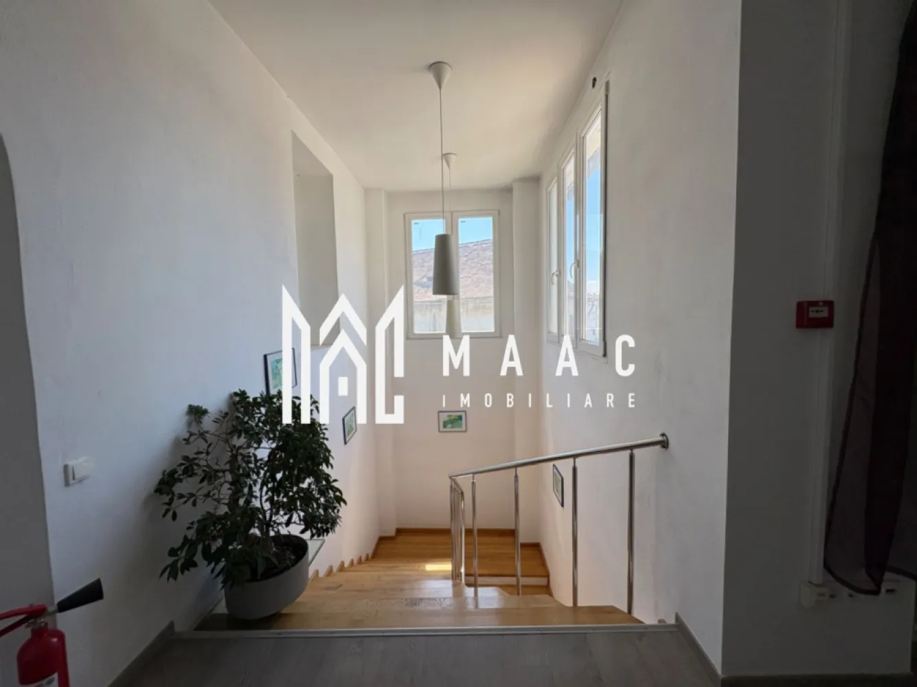 Casa ultracentrală cu potențial mixt – 1285 mp, acces dublu - MAAC imobiliare va propune spre vânzare o proprietate deosebită, amplasată strategic în inima zonei istorice din Sibiu, în imediata apropiere a Piața Cibin, una dintre cele mai dinamice și autentice zone ale orașului.

Imobilul dispune de o suprafață utilă generoasă de 1285 mp, desfășurată pe două niveluri, beneficiind de acces din două străzi – un avantaj rar întâlnit care oferă flexibilitate maximă în utilizare și compartimentare. Proprietatea este racordată la toate utilitățile și a funcționat până în prezent ca spațiu de producție (marochinărie), fiind pregătită pentru reconversie rapidă.

Datorită poziției ultracentrale și a configurației versatile, această clădire reprezintă o oportunitate excelentă de investiție, pretându-se pentru o gamă largă de destinații:
– dezvoltare rezidențială (apartamente tip loft sau boutique)
– spații comerciale sau showroom-uri premium
– pensiune/hotel boutique în contextul turistic puternic al orașului
– birouri sau hub creativ
– centru medical, educațional sau mixt

Zona în care este situată proprietatea este una cu trafic intens, atât pietonal cât și auto, oferind vizibilitate ridicată și acces facil către principalele puncte de interes ale orașului. Arhitectura și suprafața generoasă permit recompartimentări moderne, adaptate cerințelor actuale de piață.

Această proprietate este alegerea ideală pentru investitori care caută un activ valoros, cu potențial ridicat de dezvoltare într-una dintre cele mai căutate zone din Sibiu.

Pentru mai multe detalii precizați că ați văzut anunțul cu ID CP3099812