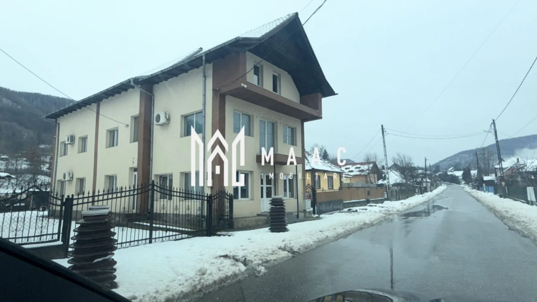 Vila | P+2 | Magazin | Pausesti-Maglasi | Cheia - MAAC Imobiliare vă propune spre vânzare o vilă P+2, situată în Păușești Măglași, la doar 200 m de intersecția cu Cheia, în imediata vecinătate a stațiunii Băile Olănești, zonă recunoscută pentru potențialul turistic ridicat. Proprietatea are o suprafață construită de 360 mp și este amplasată pe un teren generos de 950 mp. Construită în 2015, vila beneficiază de o compartimentare practică și funcțională. La parter, imobilul dispune de vitrină stradală, spațiu utilizat anterior ca magazin mixt, ideal pentru activitate comercială, recepție sau zonă comună în cazul amenajării ca pensiune. Casa este compartimentată astfel: * 7 camere * bucătărie * 3 grupuri sanitare Datorită amplasării, suprafeței și configurației, proprietatea este potrivită atât pentru locuința, cât și pentru investiție, având potențial excelent pentru pensiune, unitate de cazare sau alte activități turistice, beneficiind de proximitatea stațiunii Băile Olănești. Avantaje principale: * regim de înălțime P+2 * vitrină stradală la parter - Fost MAGAZIN * construcție modernă (2015) * teren de 950 mp * vecinătatea stațiunii Băile Olănești * acces facil către Râmnicu Vâlcea Imobilul beneficiaza de toate utilitatile: apa, gaze, curent, canalizare. Pentru mai multe detalii și programarea unei vizionări, vă invităm să contactați MAAC Imobiliare. id: CP2865934 }}