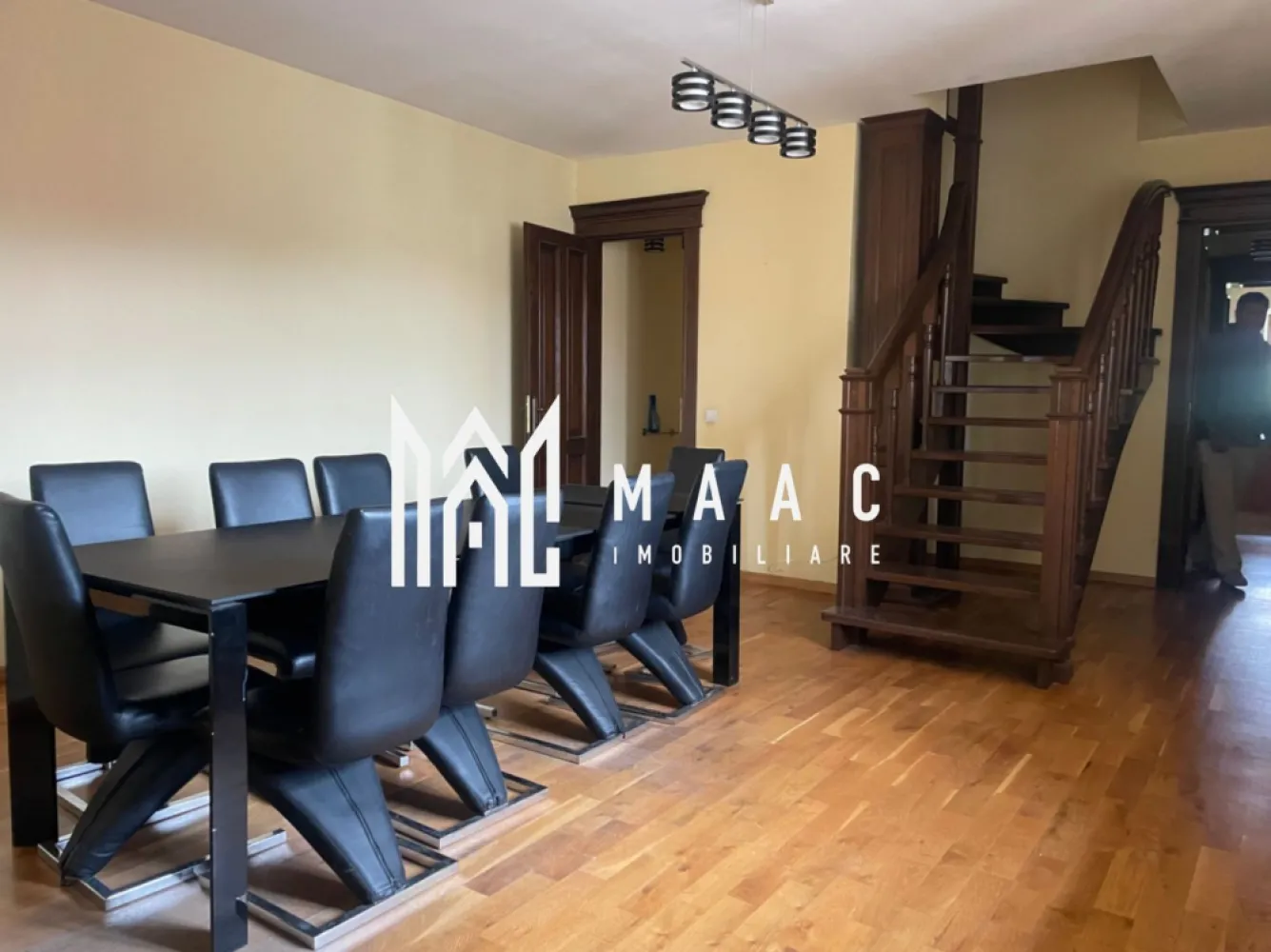 Spatiu birouri premium | 650 mp | Ultracentral - MAAC Imobiliare vă propune spre închiriere un spațiu elegant si reprezentativ, situat in centrul orasului, care impresioneaza inca de la prima vedere.
Proprietatea are o suprafata utila de 650 mp si este potrivita pentru clinica medicala, sediu de firma, birouri, shouroom sau alte activitati premium.

Spatiul este dispus pe 3 niveluri : demisol , parter si mansarda. 

Proprietatea dispune de:
- 3 bai
- 2 bucatarii
- 5 locuri de parcare in curtea interioara
- Incaperi spatioase si luminoase
- curte interioara eleganta

Pentru mai multe detalii și programarea unei vizionări, vă rugăm să contactați MAAC Imobiliare și să menționați la telefon numărul : CP3099583