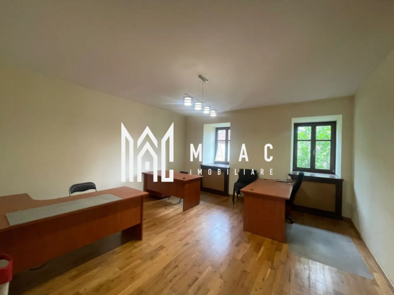 Spatiu birouri premium | 650 mp | Ultracentral - MAAC Imobiliare vă propune spre închiriere un spațiu elegant si reprezentativ, situat in centrul orasului, care impresioneaza inca de la prima vedere.
Proprietatea are o suprafata utila de 650 mp si este potrivita pentru clinica medicala, sediu de firma, birouri, shouroom sau alte activitati premium.

Spatiul este dispus pe 3 niveluri : demisol , parter si mansarda. 

Proprietatea dispune de:
- 3 bai
- 2 bucatarii
- 5 locuri de parcare in curtea interioara
- Incaperi spatioase si luminoase
- curte interioara eleganta

Pentru mai multe detalii și programarea unei vizionări, vă rugăm să contactați MAAC Imobiliare și să menționați la telefon numărul : CP3099583