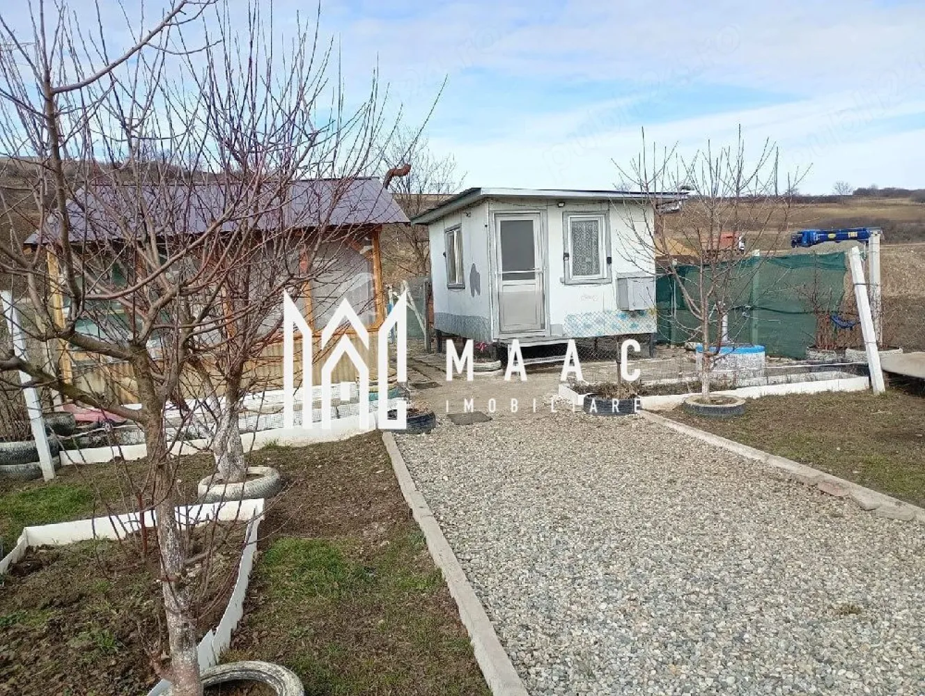 Teren în zonă de dezvoltare | 700 mp | Șura Mare - MAAC Imobiliare vă propune spre vânzare un teren extravilan cu suprafața de 700 mp, situat în Șura Mare, județul Sibiu, într-o zonă aflată în continuă dezvoltare, ideal pentru investiție sau viitoare construcție.

Terenul beneficiază de acces facil la drumul principal si are un front stradal de aproximativ 10,6 m. Proprietatea este situata intr-o zona în curs de dezvoltare urbanistică.

Caracteristici:

- suprafață teren: 700 mp
- teren extravilan
- front stradal: 10,6 m
- acces din drum principal 
- acces facil la utilități
- disponibil imediat

Avantaje:

- zonă în plină dezvoltare
- acces facil către Sibiu
- oportunitate bună pentru investiție pe termen lung
- posibilitate de valorificare viitoare a terenului

Localizare:
Șura Mare, județul Sibiu

Pentru mai multe informații sau programarea unei vizionări, vă rugăm să ne contactați specificând ID: CP3085189