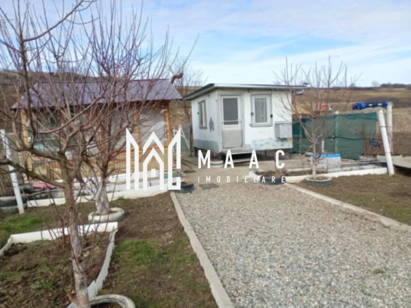 Teren în zonă de dezvoltare | 700 mp | Șura Mare - MAAC Imobiliare vă propune spre vânzare un teren extravilan cu suprafața de 700 mp, situat în Șura Mare, județul Sibiu, într-o zonă aflată în continuă dezvoltare, ideal pentru investiție sau viitoare construcție.

Terenul beneficiază de acces facil la drumul principal si are un front stradal de aproximativ 10,6 m. Proprietatea este situata intr-o zona în curs de dezvoltare urbanistică.

Caracteristici:

- suprafață teren: 700 mp
- teren extravilan
- front stradal: 10,6 m
- acces din drum principal 
- acces facil la utilități
- disponibil imediat

Avantaje:

- zonă în plină dezvoltare
- acces facil către Sibiu
- oportunitate bună pentru investiție pe termen lung
- posibilitate de valorificare viitoare a terenului

Localizare:
Șura Mare, județul Sibiu

Pentru mai multe informații sau programarea unei vizionări, vă rugăm să ne contactați specificând ID: CP3085189