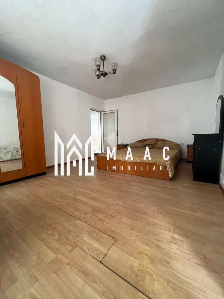 Vila | P+2 | Magazin | Pausesti-Maglasi | Cheia - MAAC Imobiliare vă propune spre vânzare o vilă P+2, situată în Păușești Măglași, la doar 200 m de intersecția cu Cheia, în imediata vecinătate a stațiunii Băile Olănești, zonă recunoscută pentru potențialul turistic ridicat. Proprietatea are o suprafață construită de 360 mp și este amplasată pe un teren generos de 950 mp. Construită în 2015, vila beneficiază de o compartimentare practică și funcțională. La parter, imobilul dispune de vitrină stradală, spațiu utilizat anterior ca magazin mixt, ideal pentru activitate comercială, recepție sau zonă comună în cazul amenajării ca pensiune. Casa este compartimentată astfel: * 7 camere * bucătărie * 3 grupuri sanitare Datorită amplasării, suprafeței și configurației, proprietatea este potrivită atât pentru locuința, cât și pentru investiție, având potențial excelent pentru pensiune, unitate de cazare sau alte activități turistice, beneficiind de proximitatea stațiunii Băile Olănești. Avantaje principale: * regim de înălțime P+2 * vitrină stradală la parter - Fost MAGAZIN * construcție modernă (2015) * teren de 950 mp * vecinătatea stațiunii Băile Olănești * acces facil către Râmnicu Vâlcea Imobilul beneficiaza de toate utilitatile: apa, gaze, curent, canalizare. Pentru mai multe detalii și programarea unei vizionări, vă invităm să contactați MAAC Imobiliare. id: CP2865934 }}