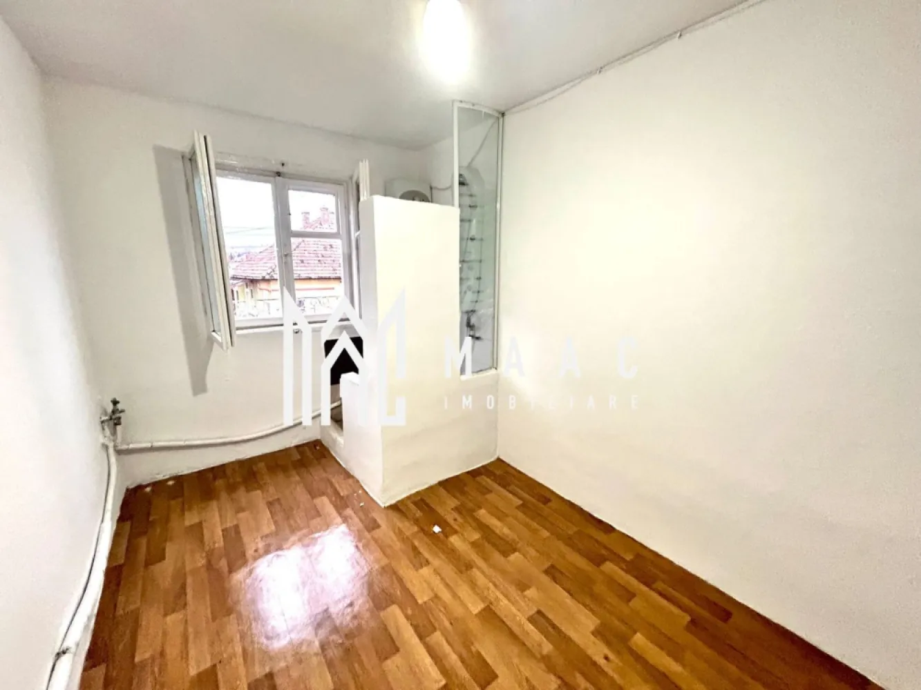 Garsonieră 12 MP | Etaj 1 | Cisnădie | Ideală pentru Investiție - MAAC Imobiliare vă prezintă spre vânzare o garsonieră compactă de 12 mp, situată în Cisnădie, într-o zonă liniștită de case, ideală pentru cei care doresc un spațiu accesibil și ușor de întreținut.

Caracteristici principale:
Suprafață: 12 mp
Localizare: Zonă de case, ferită de agitație, în apropiere de puncte de interes din Cisnădie
Etaj: 1 din 4 
Stare: Nemobilată – oferă posibilitatea de amenajare după propriul gust
Baie proprie în incintă
Încălzire: pe calorifer electric

Avantaje:
Costuri de întreținere foarte reduse
Potrivită ca locuință personală, garsonieră pentru studenți sau investiție pentru închiriere
Zonă liniștită, cu acces facil către magazine, transport și alte facilități
Garsoniera reprezintă o opțiune excelentă pentru cei care caută un spațiu mic, practic și eficient, cu posibilitatea de a-l transforma într-un loc modern și confortabil.

Pentru mai multe detalii sau pentru a programa o vizionare, te rugăm să ne contactezi, specificând ID: CP3099936