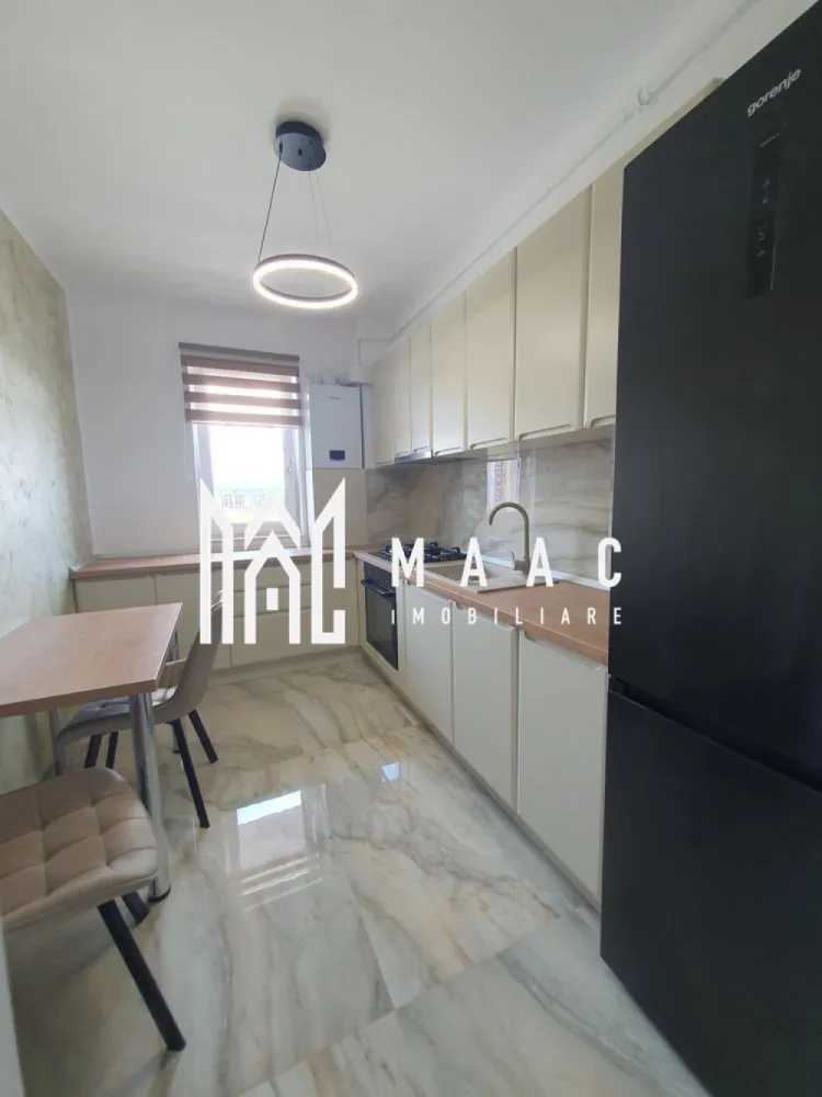Apartament cu 2 camere | 57 MPU | Etaj 3 | Lift | Parcare | Selimbar - MAAC Imobiliare vă propune spre închiriere un apartament cu 2 camere, complet mobilat și echipat, situat la etajul 3 al unui imobil dotat cu lift.

Locuința este ideală pentru persoane care își doresc confort, funcționalitate și acces facil către punctele de interes ale orașului.

Detalii apartament
2 camere
Etaj 3
Bloc cu lift
Loc de parcare inclus în preț
Compartimentare:
living
bucătărie
dormitor
baie
hol
Dotări și beneficii
Complet mobilat și utilat
Bucătărie echipată cu:
mașină de spălat vase
cuptor
aragaz
Spațiu bine compartimentat
Locuință luminoasă și pregătită pentru mutare imediată
Condiții închiriere
Chirie: 450 €/lună
Garanție: echivalentul unei luni de chirie
Potrivit pentru

 cuplu
 persoană singură
 chirie pe termen lung

Pentru mai multe informații sau pentru a programa o vizionare, nu ezitați să ne contactați, specificand ID: CP3099870