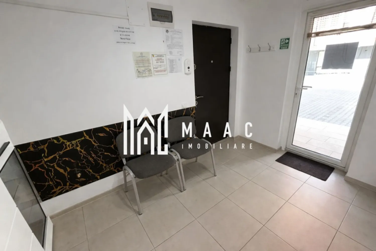 Spațiu comercial | Salon / Frizerie | Parter | Arhitecților - Maac Imobiliare prezintă un spațiu comercial ideal pentru desfășurarea activităților de tip salon de înfrumusețare, frizerie sau alte servicii din domeniul beauty, situat la parterul unui imobil amplasat pe o stradă intens circulată din Cartierul Arhitecților.

Spațiul are o suprafață utilă de 32 mp și este compartimentat eficient pentru activități din domeniul serviciilor, fiind pregătit pentru a continua o afacere în acest domeniu.

Compartimentare:

zonă de așteptare pentru clienți

baie

zonă principală de salon

zonă separată pentru pensat, manichiură sau alte activități similare

Datorită poziționării la parter și a amplasării pe o stradă cu trafic intens, spațiul beneficiază de vizibilitate bună și acces facil pentru clienți, fiind potrivit pentru continuarea activității existente sau pentru dezvoltarea unei noi afaceri în domeniul serviciilor.

Pentru mai multe detalii vă rugăm să precizați telefonic că ați văzut anunțul cu CP3099778