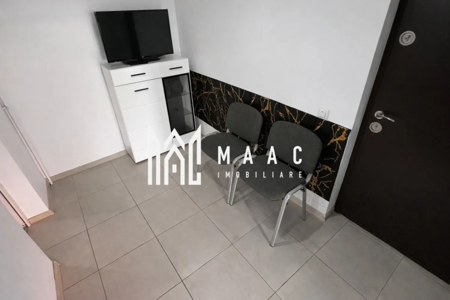 Spațiu comercial | Salon / Frizerie | Parter | Arhitecților - Maac Imobiliare prezintă un spațiu comercial ideal pentru desfășurarea activităților de tip salon de înfrumusețare, frizerie sau alte servicii din domeniul beauty, situat la parterul unui imobil amplasat pe o stradă intens circulată din Cartierul Arhitecților.

Spațiul are o suprafață utilă de 32 mp și este compartimentat eficient pentru activități din domeniul serviciilor, fiind pregătit pentru a continua o afacere în acest domeniu.

Compartimentare:

zonă de așteptare pentru clienți

baie

zonă principală de salon

zonă separată pentru pensat, manichiură sau alte activități similare

Datorită poziționării la parter și a amplasării pe o stradă cu trafic intens, spațiul beneficiază de vizibilitate bună și acces facil pentru clienți, fiind potrivit pentru continuarea activității existente sau pentru dezvoltarea unei noi afaceri în domeniul serviciilor.

Pentru mai multe detalii vă rugăm să precizați telefonic că ați văzut anunțul cu CP3099778